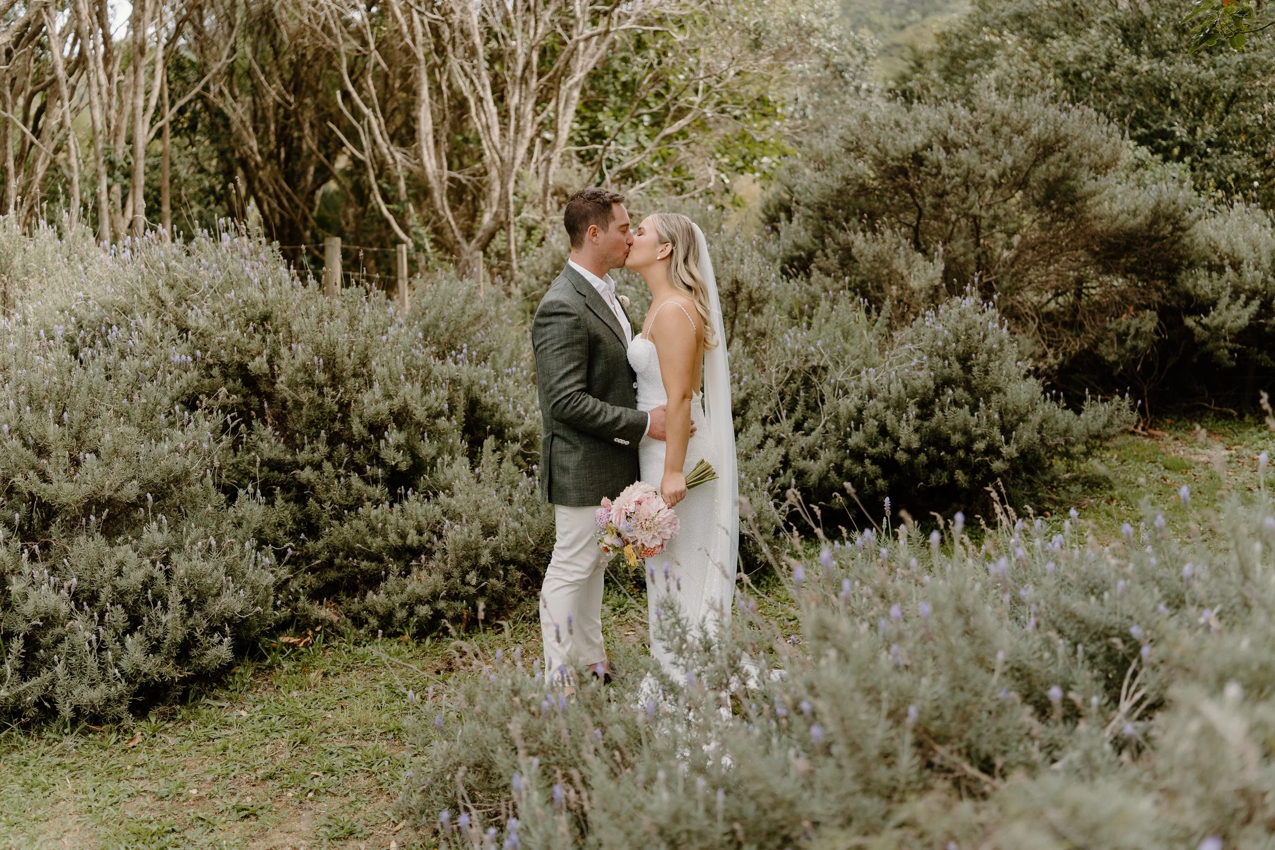 MAN-O'-WARN-WEDDING-WAIHEKE-ISLAND-PHOTOGRAPHER-AARON-COURTNEY49.jpg