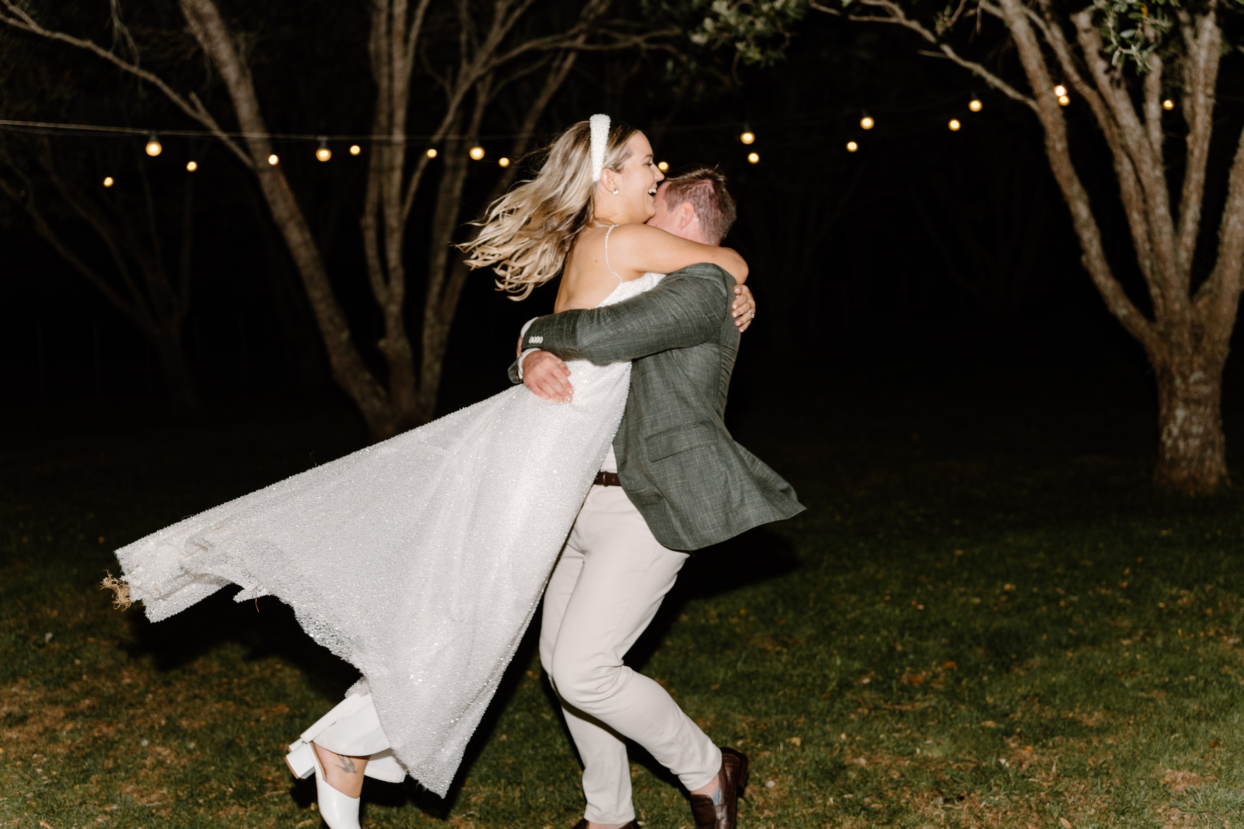 MAN-O'-WARN-WEDDING-WAIHEKE-ISLAND-PHOTOGRAPHER-AARON-COURTNEY122.jpg