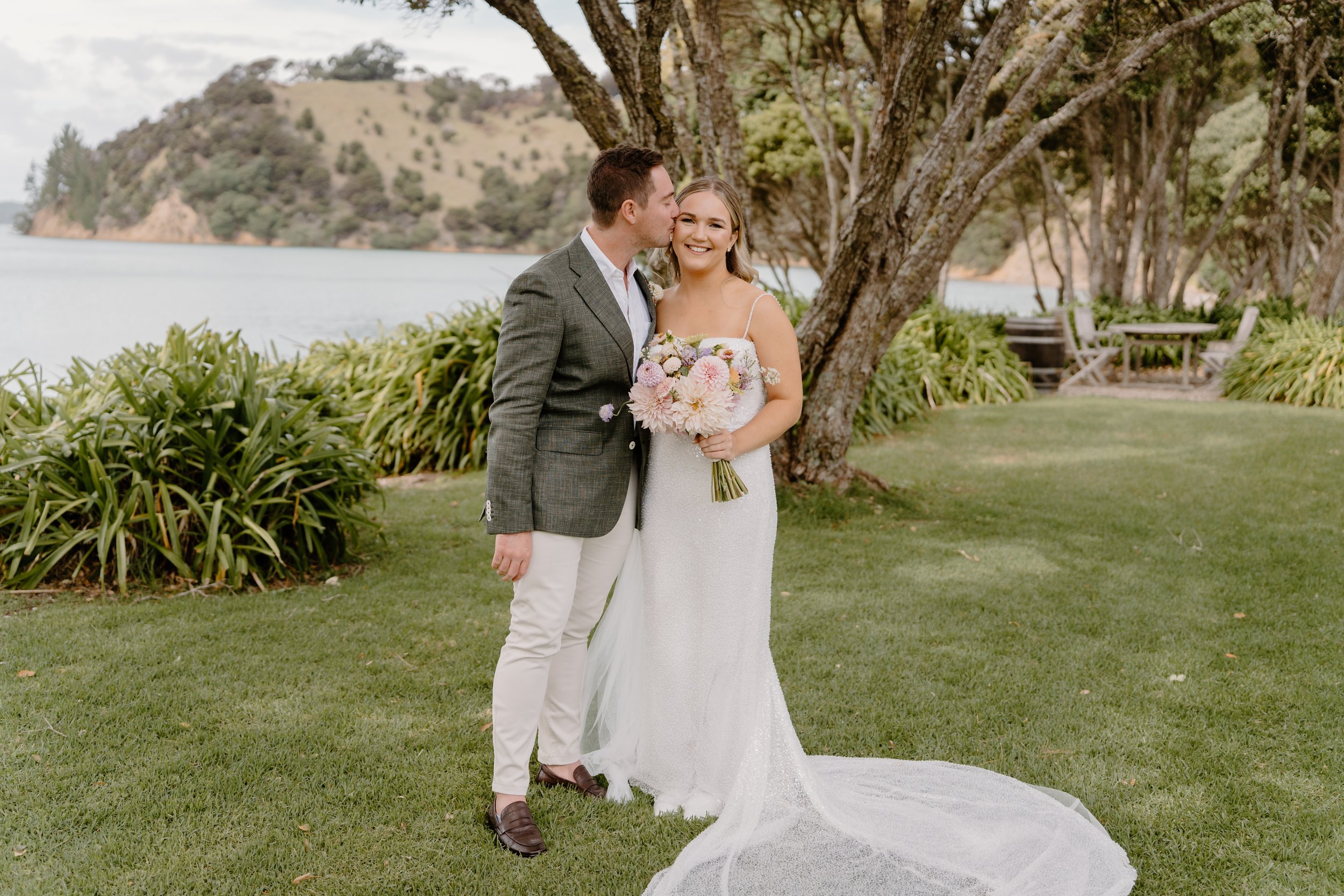MAN-O'-WARN-WEDDING-WAIHEKE-ISLAND-PHOTOGRAPHER-AARON-COURTNEY39.jpg