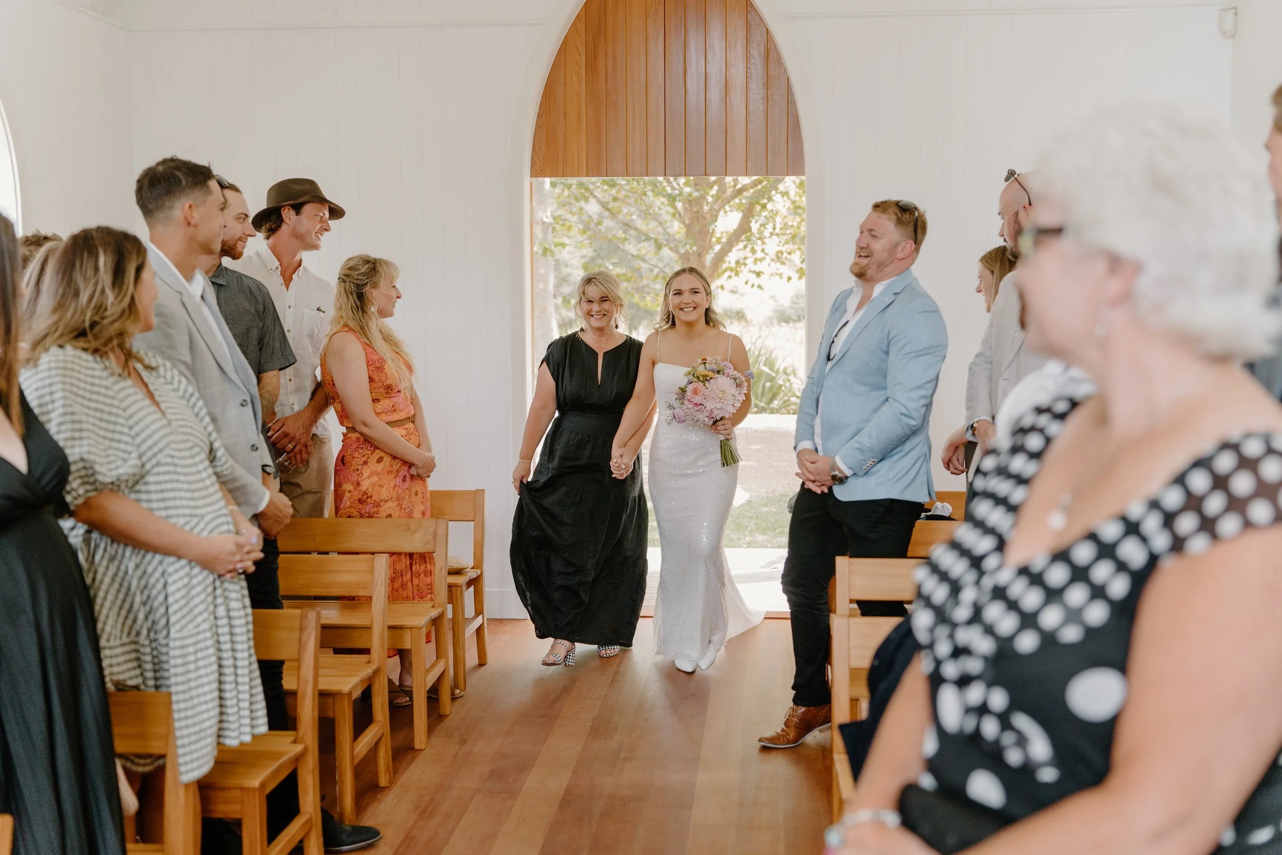 MAN-O'-WARN-WEDDING-WAIHEKE-ISLAND-PHOTOGRAPHER-AARON-COURTNEY63.jpg