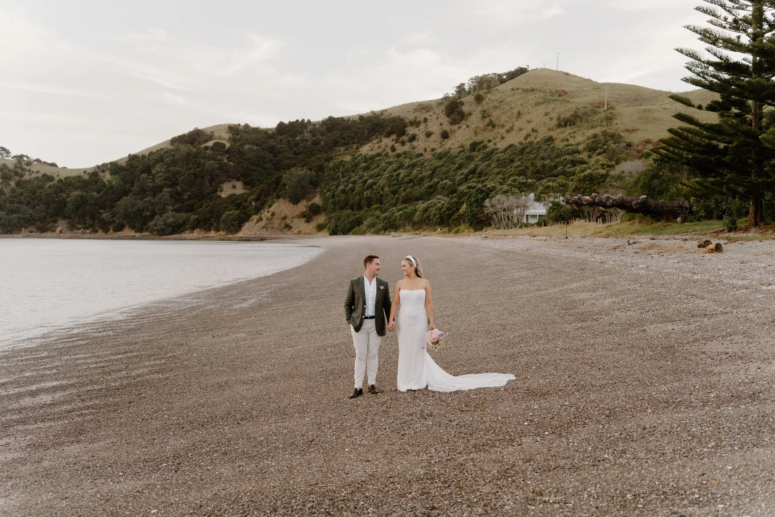 MAN-O'-WARN-WEDDING-WAIHEKE-ISLAND-PHOTOGRAPHER-AARON-COURTNEY112.jpg