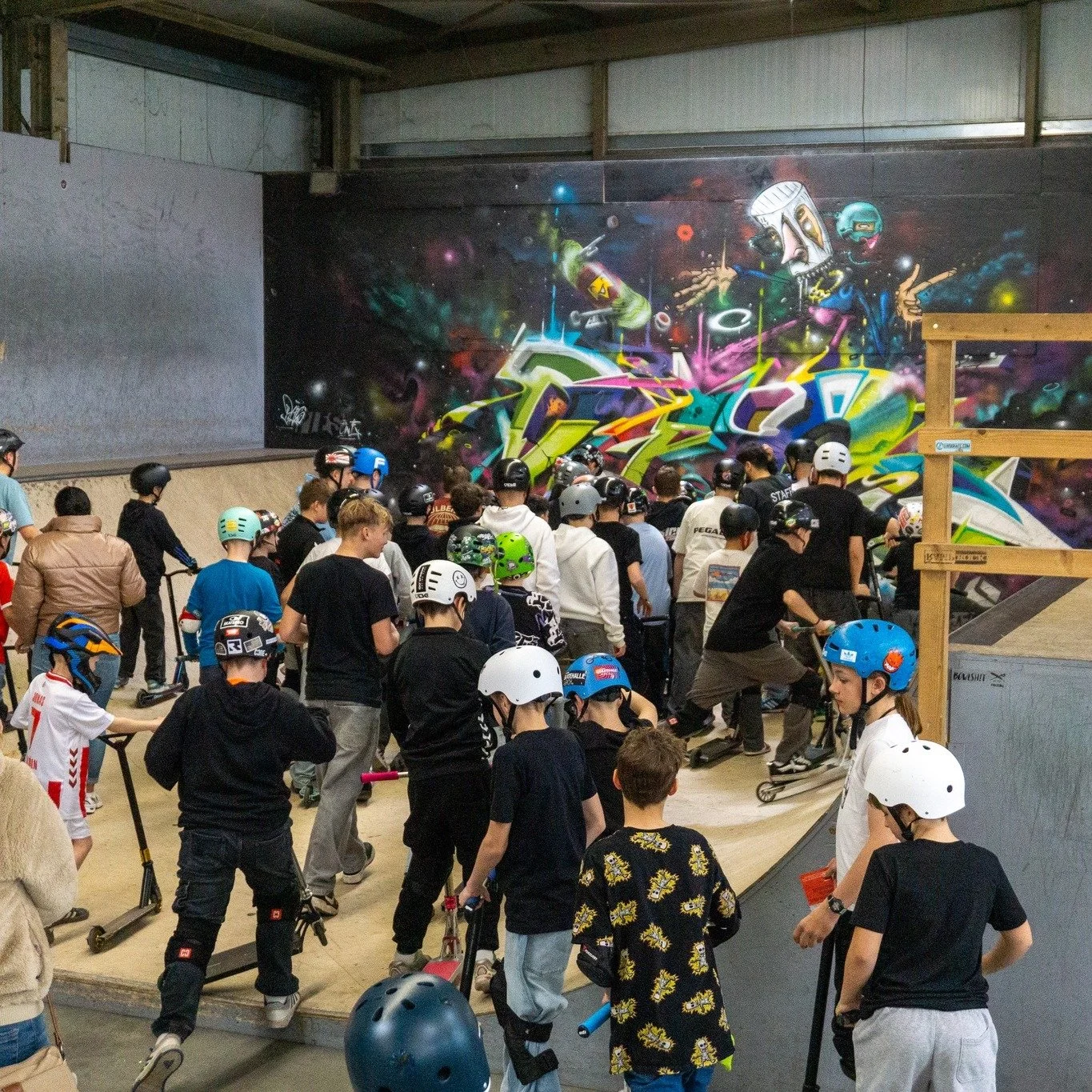 SCOOTER JAM 2026
Was f&uuml;r ein Tag! Ihr habt beim Best Trick alles gegeben🔥
Danke @kiran.reese f&uuml;r die super Moderation und Autogrammstunde!
Danke an die @sparkasseaurichnorden f&uuml;r den Stuntscooter den wir verlosen durften!
Danke an @ro