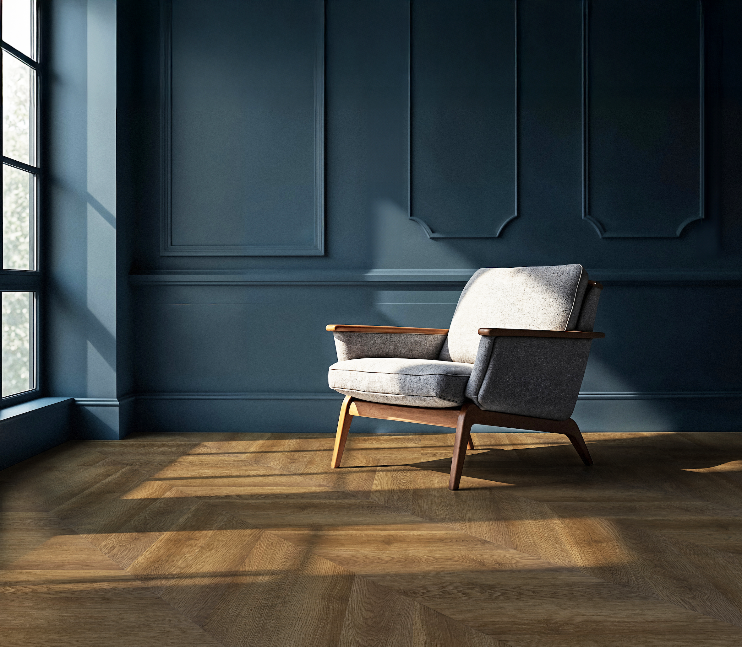 Poltrona moderna de madeira e tecido cinza em uma sala com parede azul escura e piso de madeira natural, luz natural entrando pela janela à esquerda.