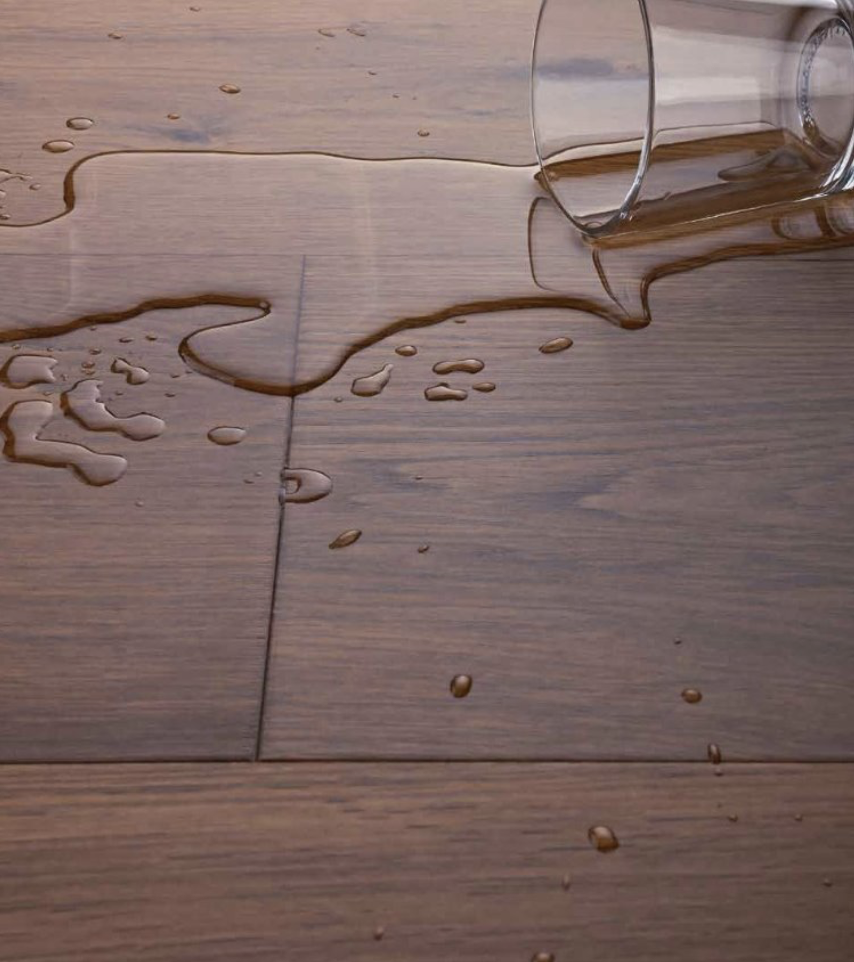 Copo de vidro tomba e derrama água sobre uma mesa de madeira, formando poças e gotas.»