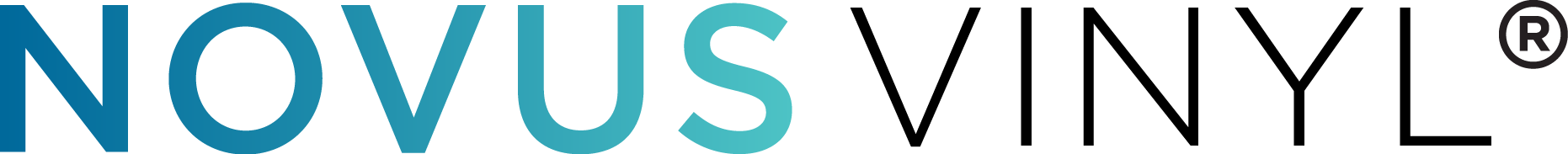 Imagem de uma mulher sorridente segurando uma câmera