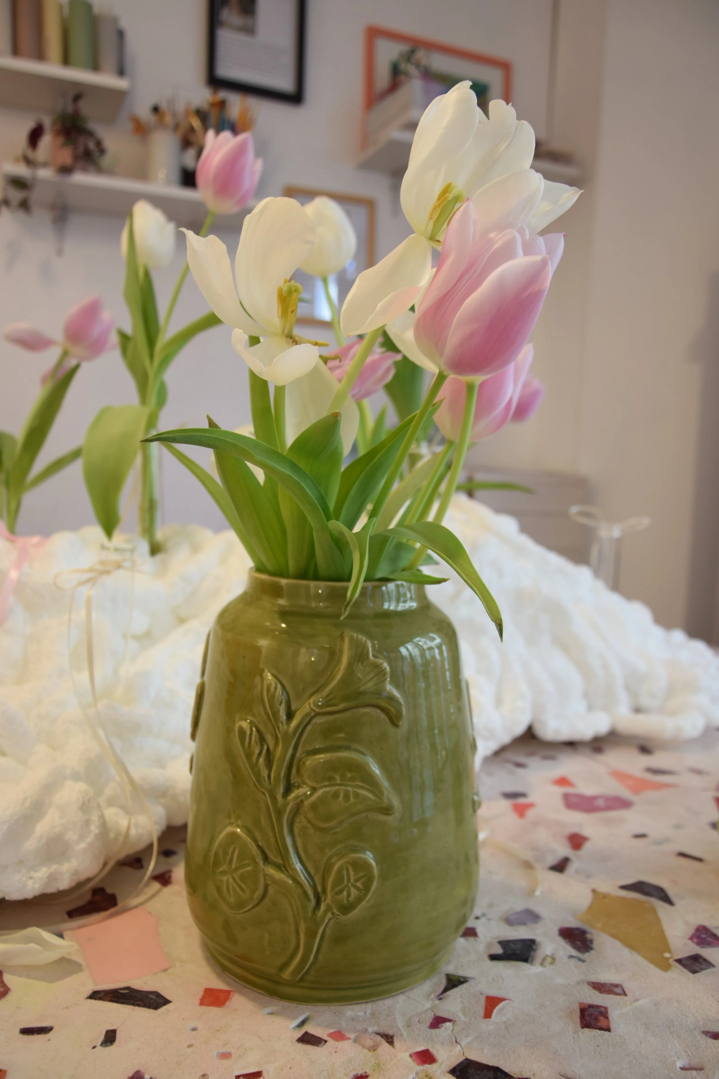 Vase vert bas relief fleurs