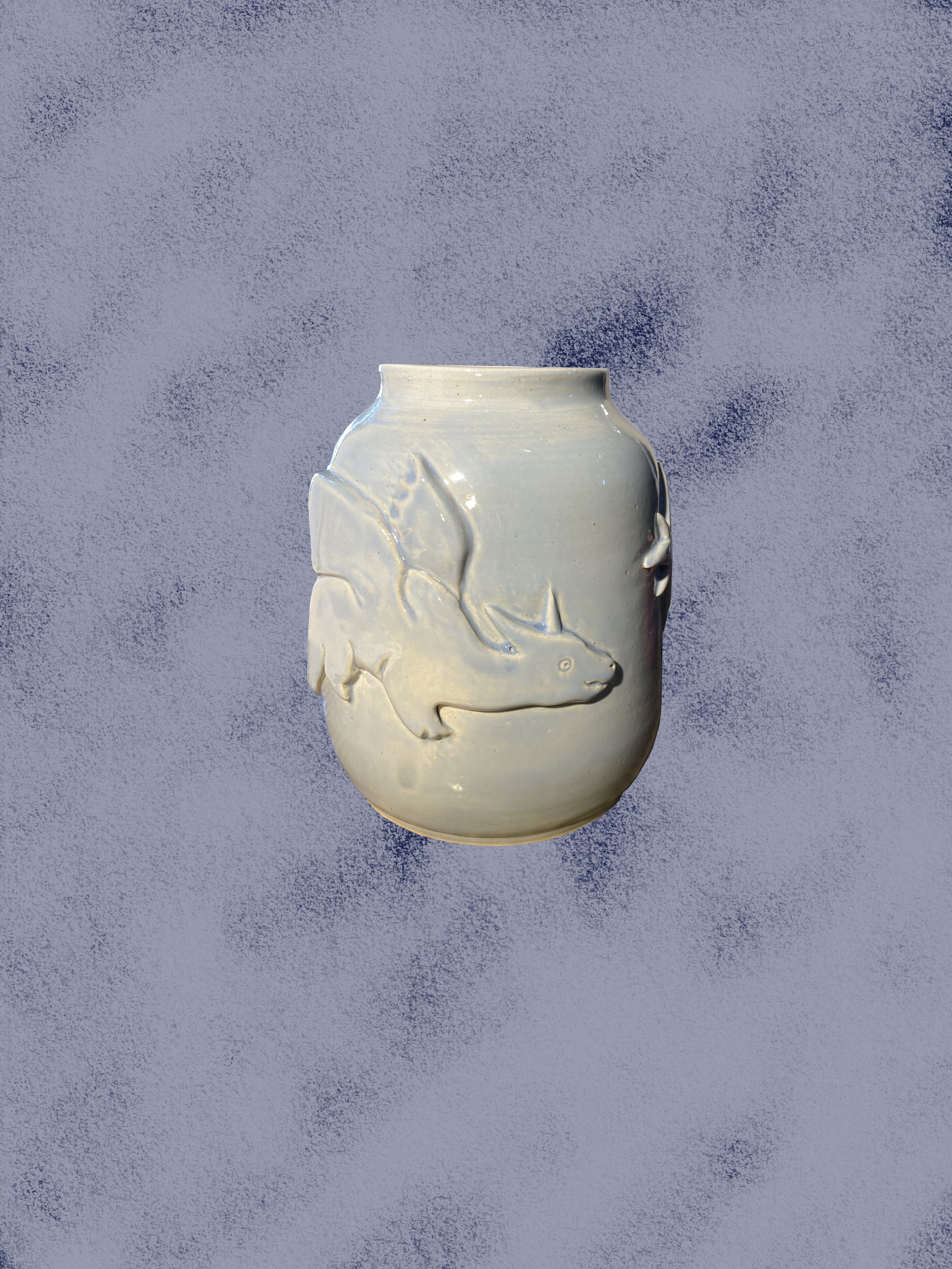 Vase bleu clair décoré avec un relief ayant la forme d’un dragon