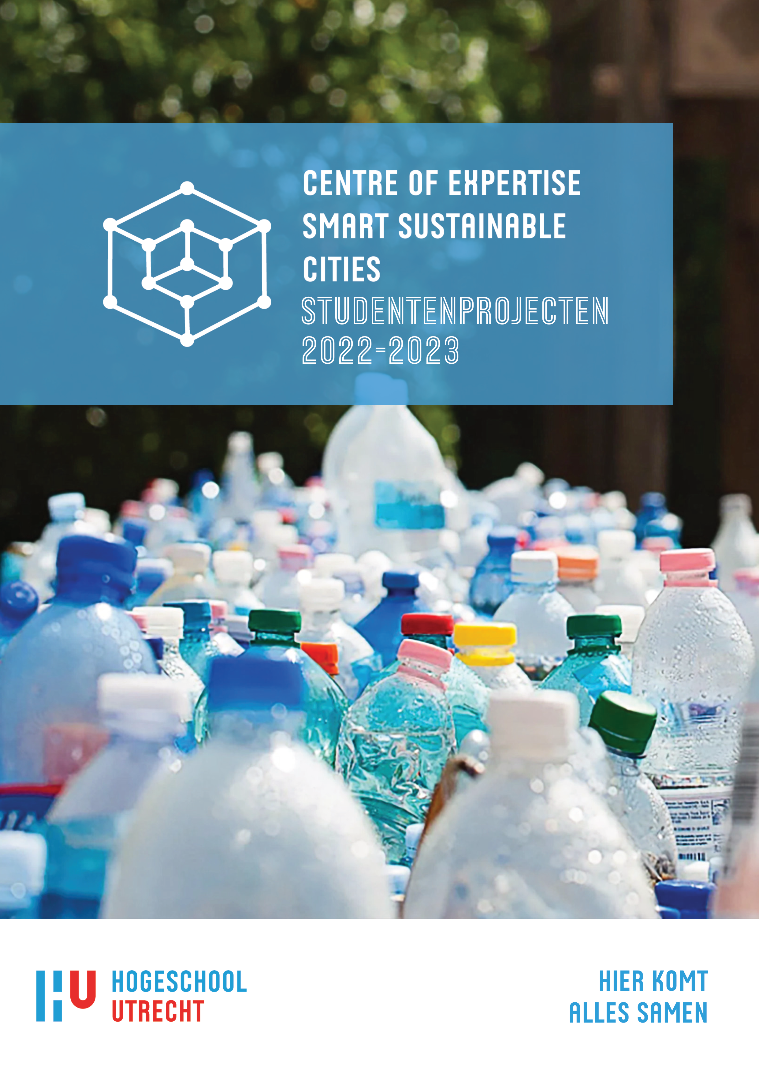 Voorpagina van een rapport met de titel 'Centre of Expertise Smart Sustainable Cities Studentenprojecten 2022-2023' en de logo's van Hogeschool Utrecht, met op de achtergrond een afbeelding van veel plastic flessen.