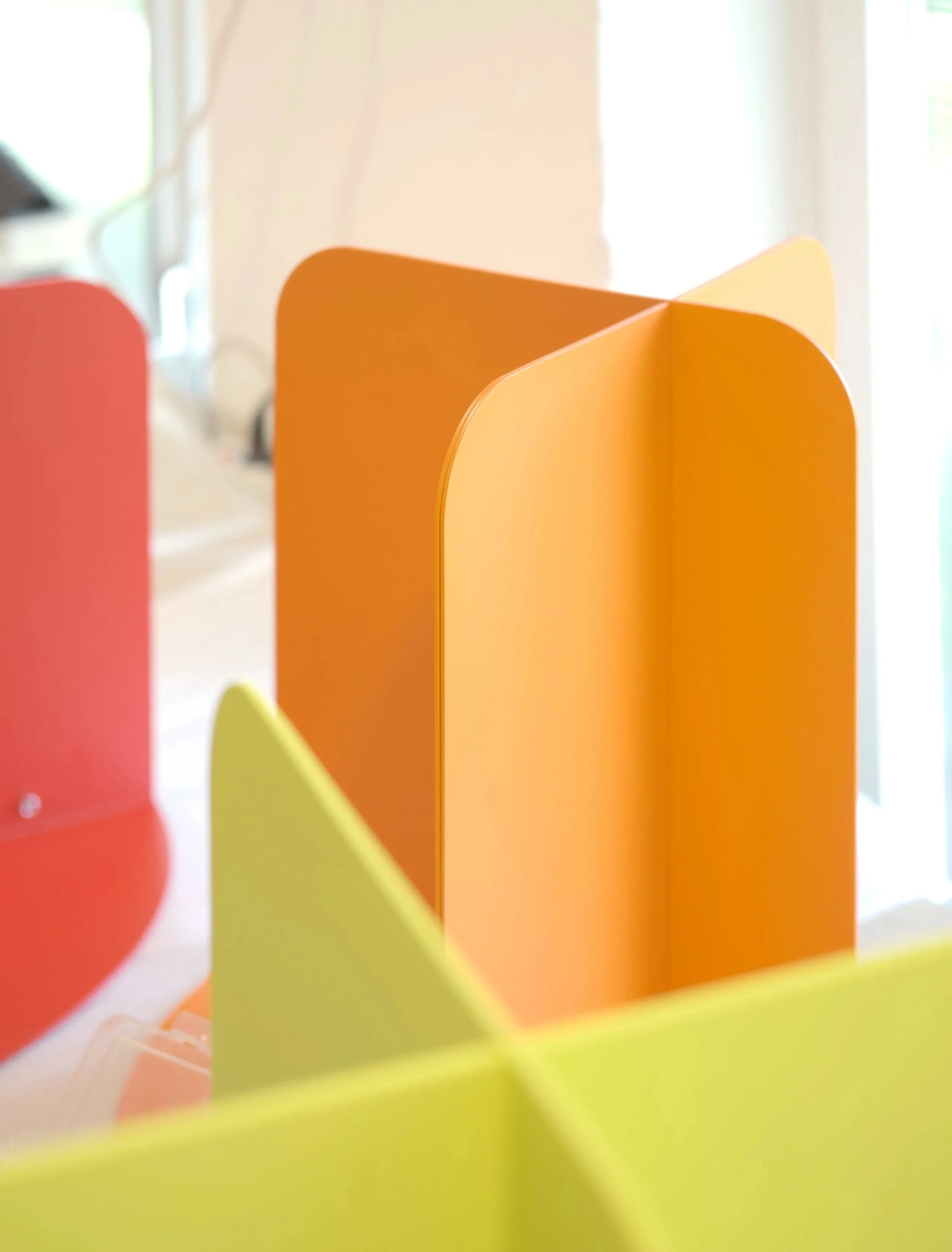 Close-up van kleurrijke MESH-bestandsonderdeel in geel, oranje en rood.