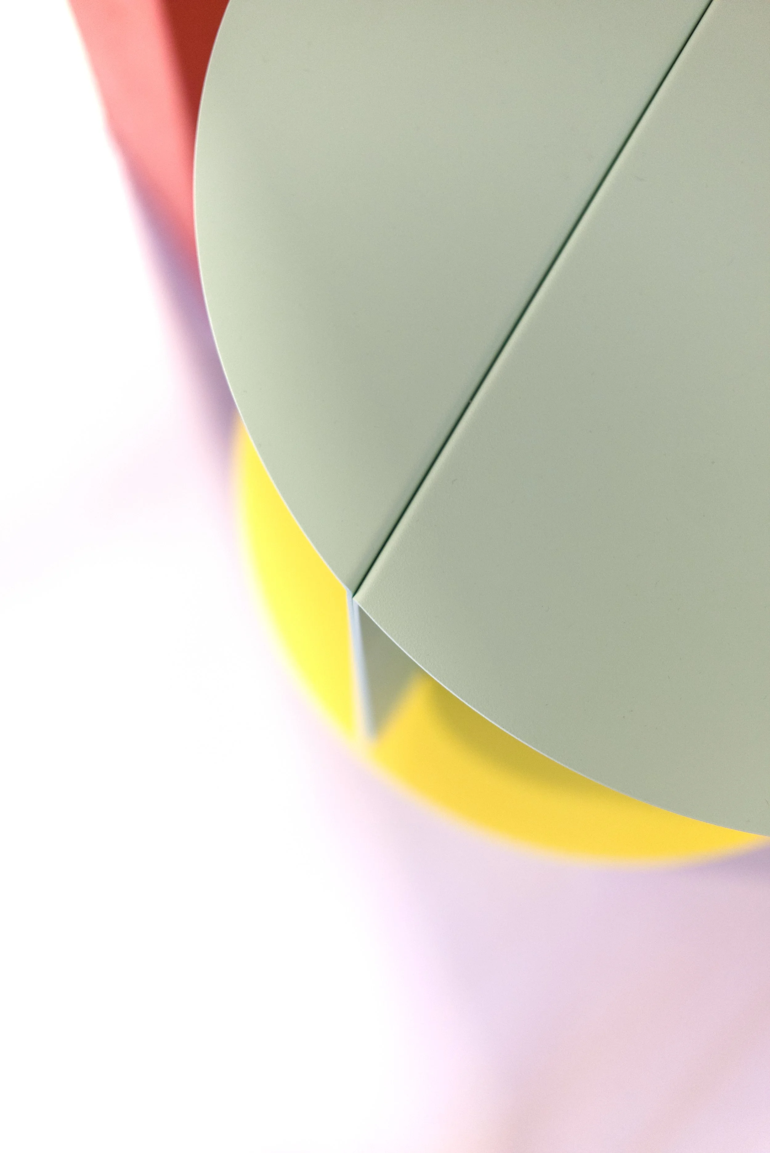 Close-up van Colour salontafels in groen, geel, rood en paars.