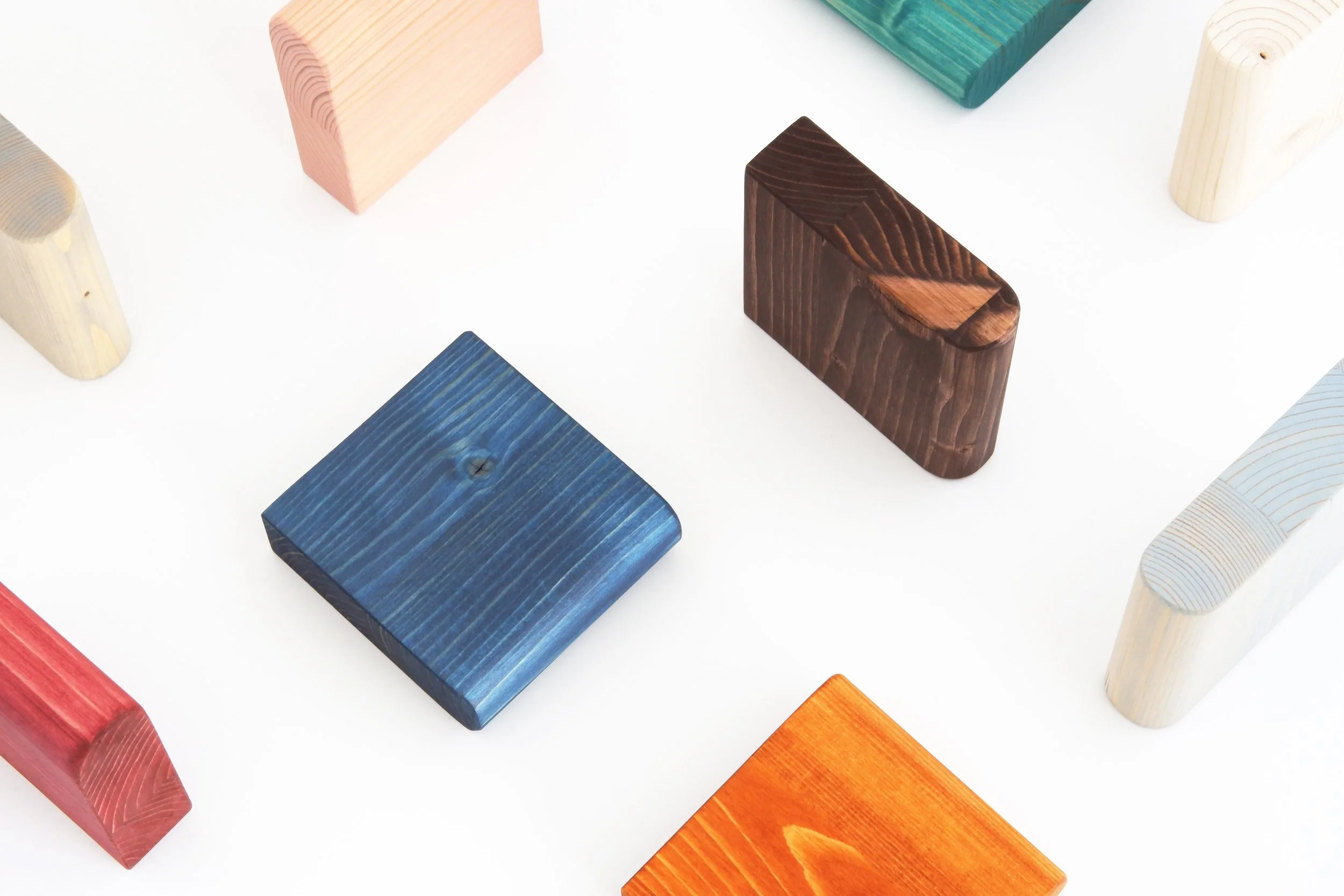 Diverse blokken in verschillende kleuren en vormen, geplaatst op een witte achtergrond.