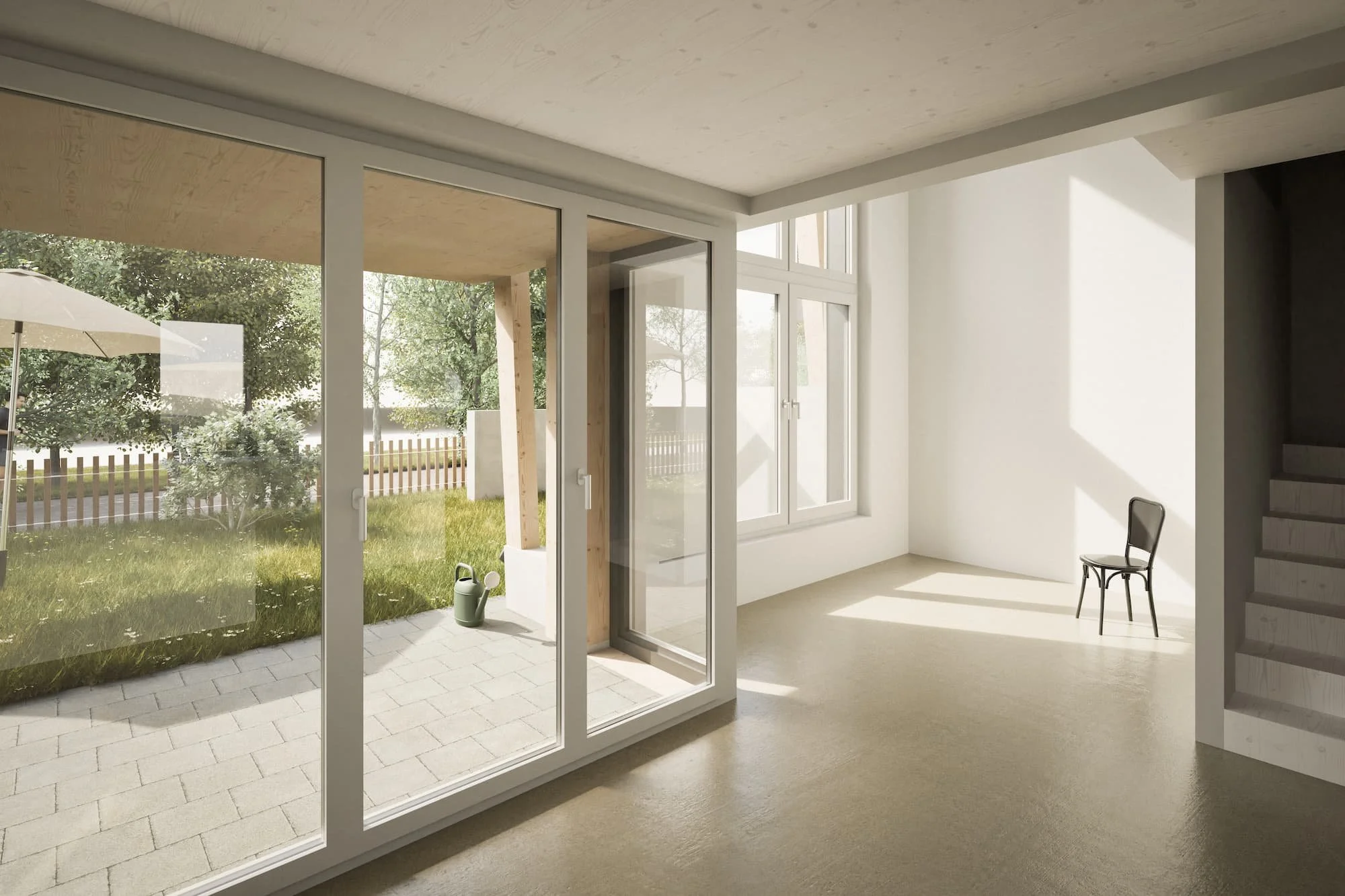 Ein leerer, heller Raum mit großen Glasfenstern und einer Tür, die auf einen Garten mit Rasen, Bäumen und einem Sonnenschirm führt. Es gibt eine einzelne schwarze Stuhl im Raum und eine Treppe auf der rechten Seite.