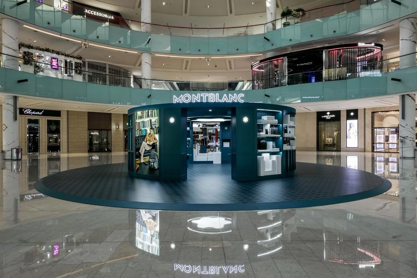 A Summer Throwback to The Library Spirit Pop up from Montblanc, inspired by the New York Public Library, renowned for its exceptional collection of books and maps, plus the intimate space of a modern West Village loft

Design ➕ Installation @thedubai