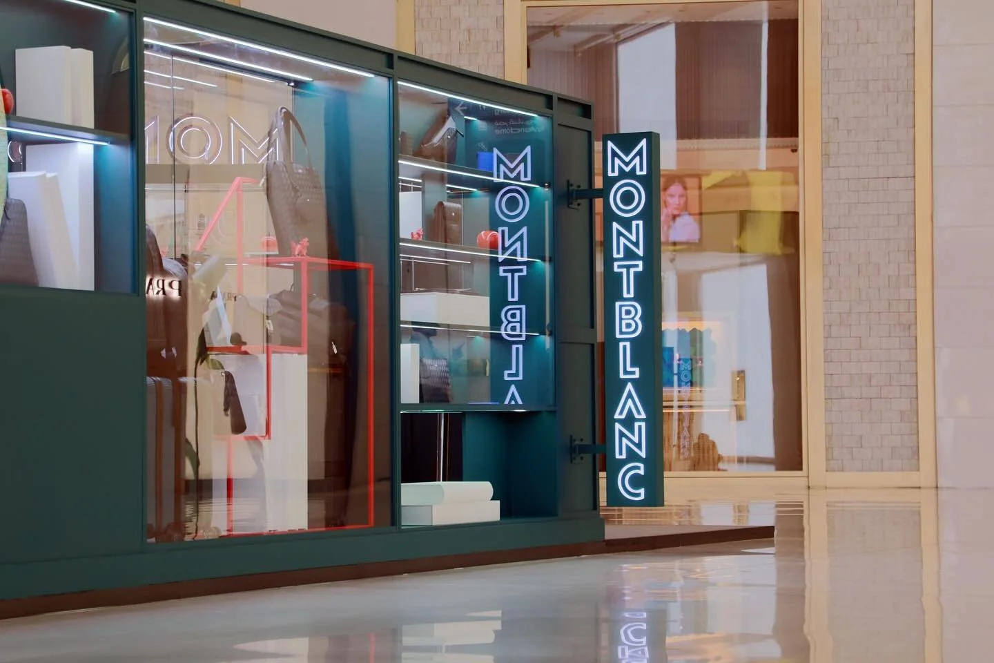 A Summer Throwback to The Library Spirit Pop up from Montblanc, inspired by the New York Public Library, renowned for its exceptional collection of books and maps, plus the intimate space of a modern West Village loft

Design ➕ Installation @placeven