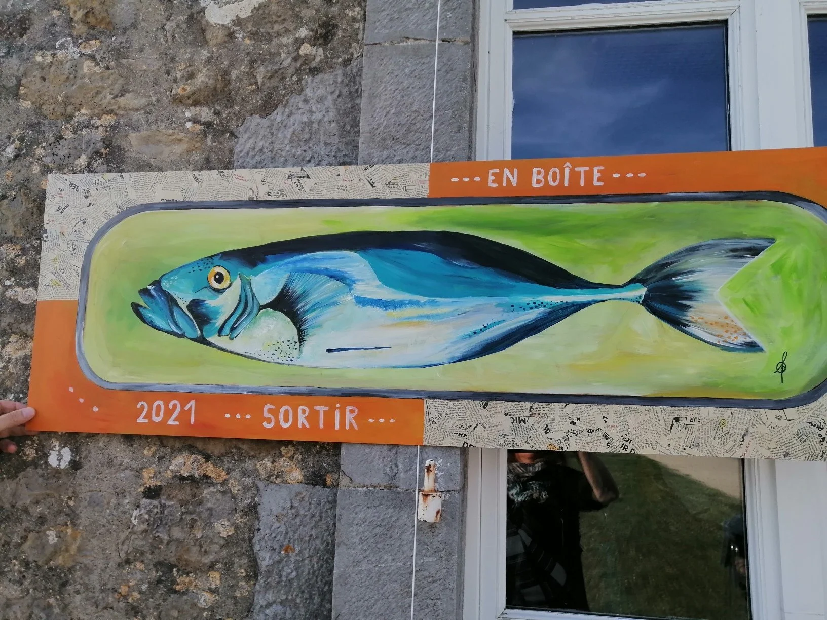 poisson grand format sur fond jaune et papier .jpg