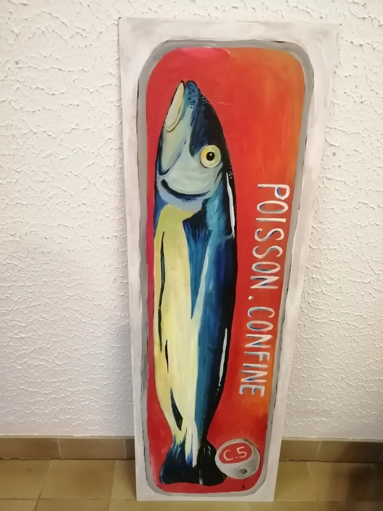 poissson grand format en boite sur fond rouge .jpg