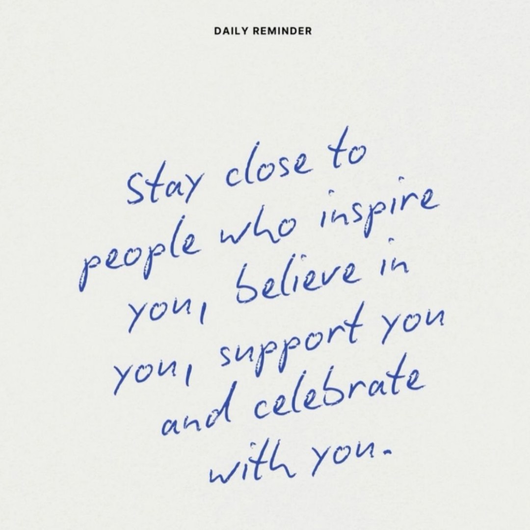 Tarjeta de recordatorio diario con mensaje en tinta azul que dice: 'Stay close to people who inspire you, believe in you, support you and celebrate with you.'