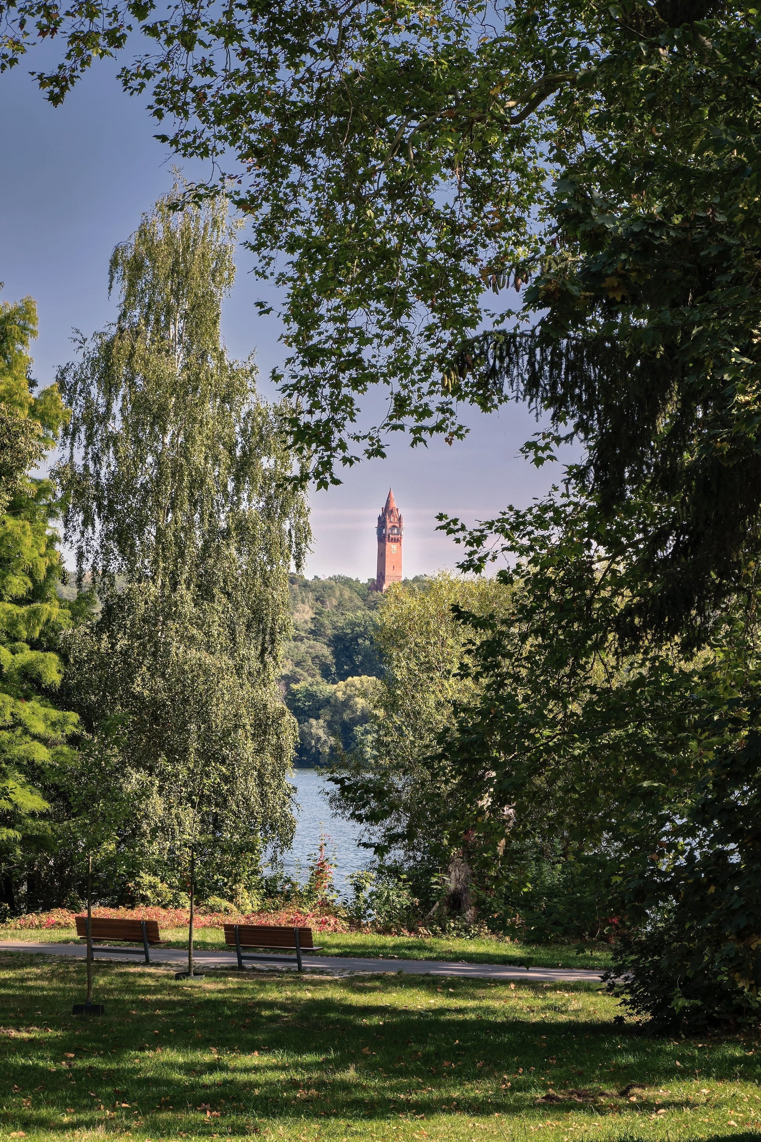 Park in Zehlendorf mit Kirche in Ruhe