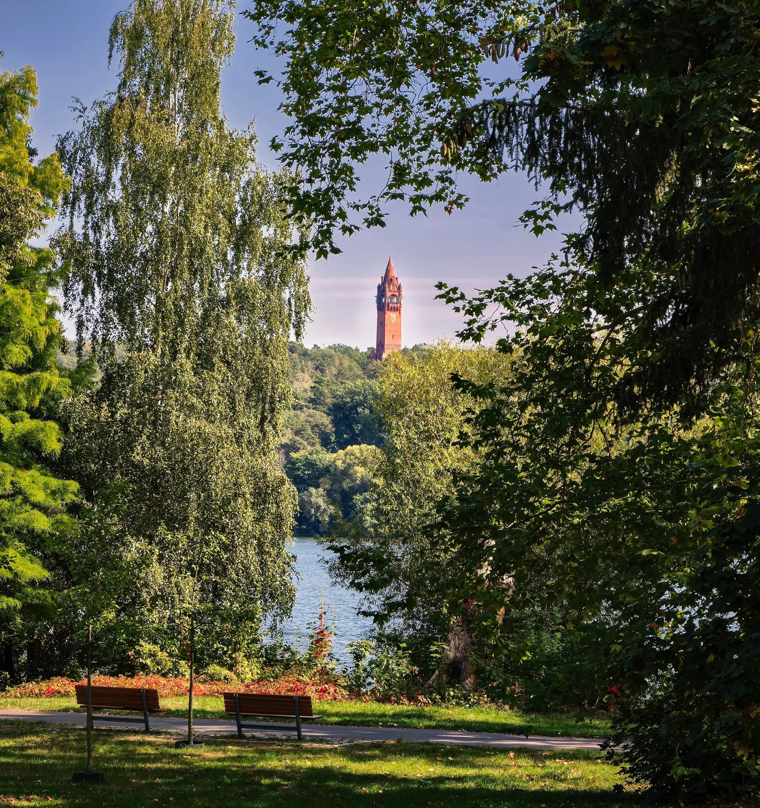 Ruhiger Park mit Kirche in Zehlendorf Berlin