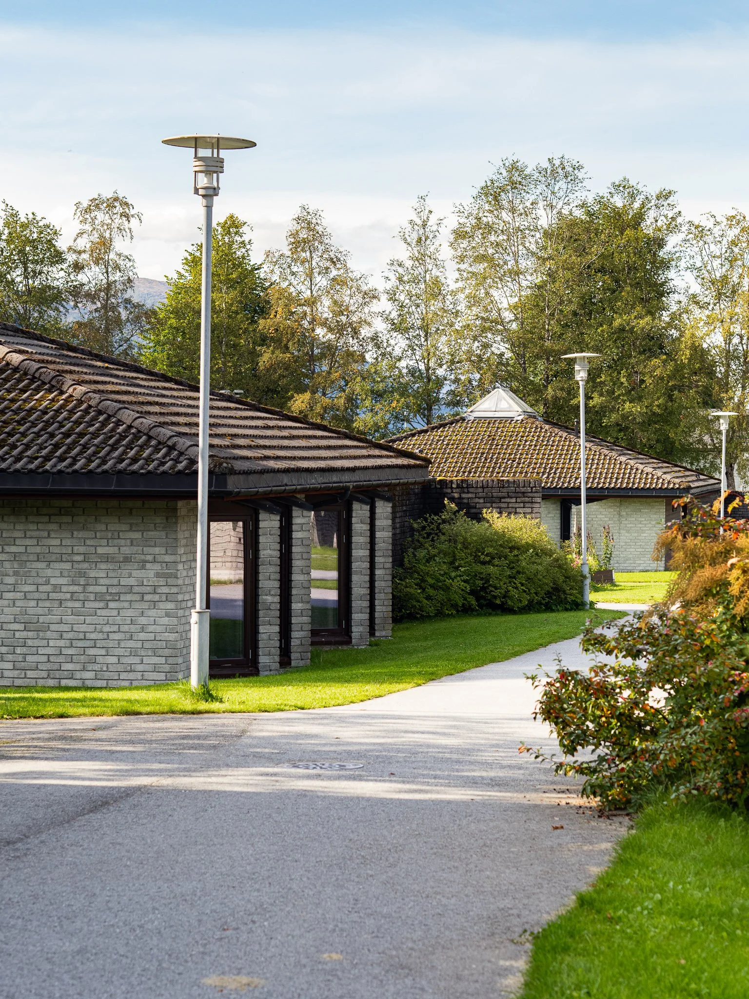 Paviljong utandørs Fjordane folkehøgskule.jpg