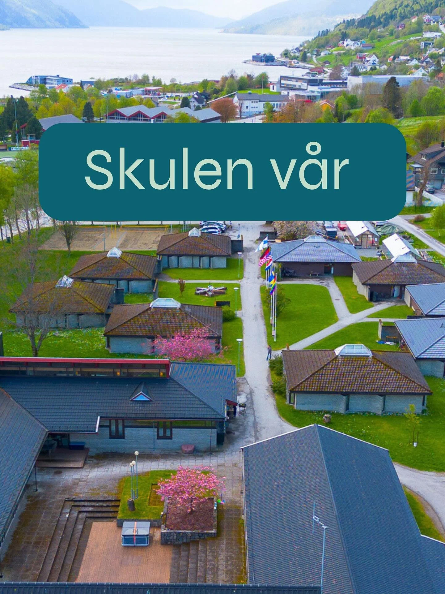 Velkommen til Fjordane!💚
Skulen v&aring;r &nbsp;har 9 varierte linjer som gjer at vi har eit breitt mangfald av mennesker, interesser og aktivitetar p&aring; huset. Skulen ligg i sentrum av Nordfjordeid, men likevel roleg og omringa av natur.
Her ka