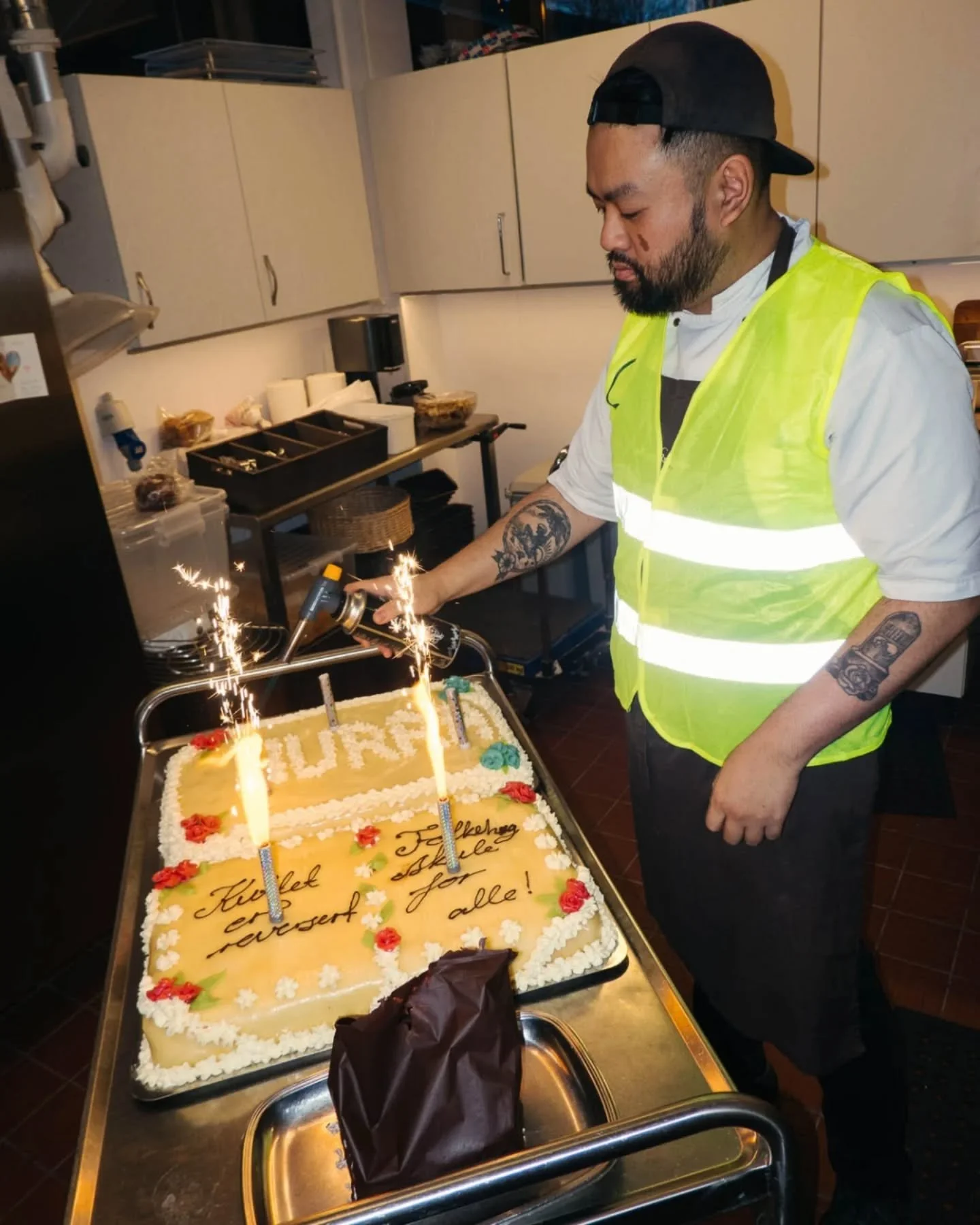 Saman med alle folkeh&oslash;gskulane i Norge har vi.. ⬇️

Feira med blautkake at stipendkuttet har blitt reversert. Takk til alle som har engasjert seg, og til politikarane som har lytta til oss! Folkeh&oslash;gskule for alle!! #folkeh&oslash;gskole