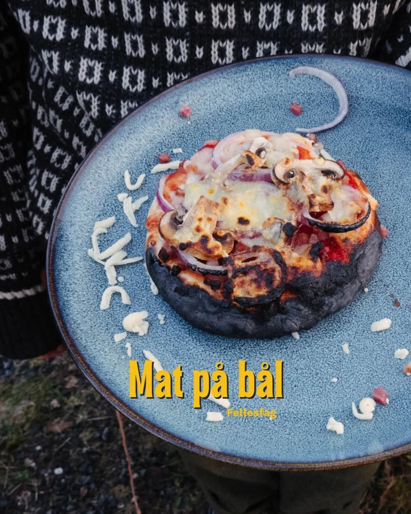 Matlaging p&aring; b&aring;l, perfekt aktivitet i desember! Friluftsliv, viking og bu og fritid diskar opp med b&aring;de pizza og calzone 😍 Har du lagd pizza p&aring; b&aring;l f&oslash;r? ⬇️ #matp&aring;b&aring;l #fjordanefhs #folkeh&oslash;gskole