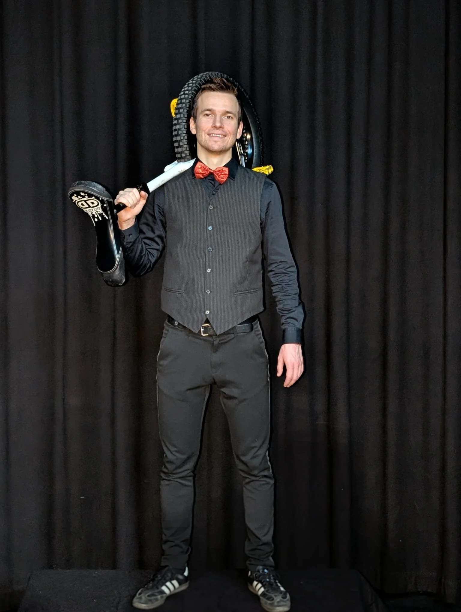 Fjordane Sykkel på ryggen.jpg