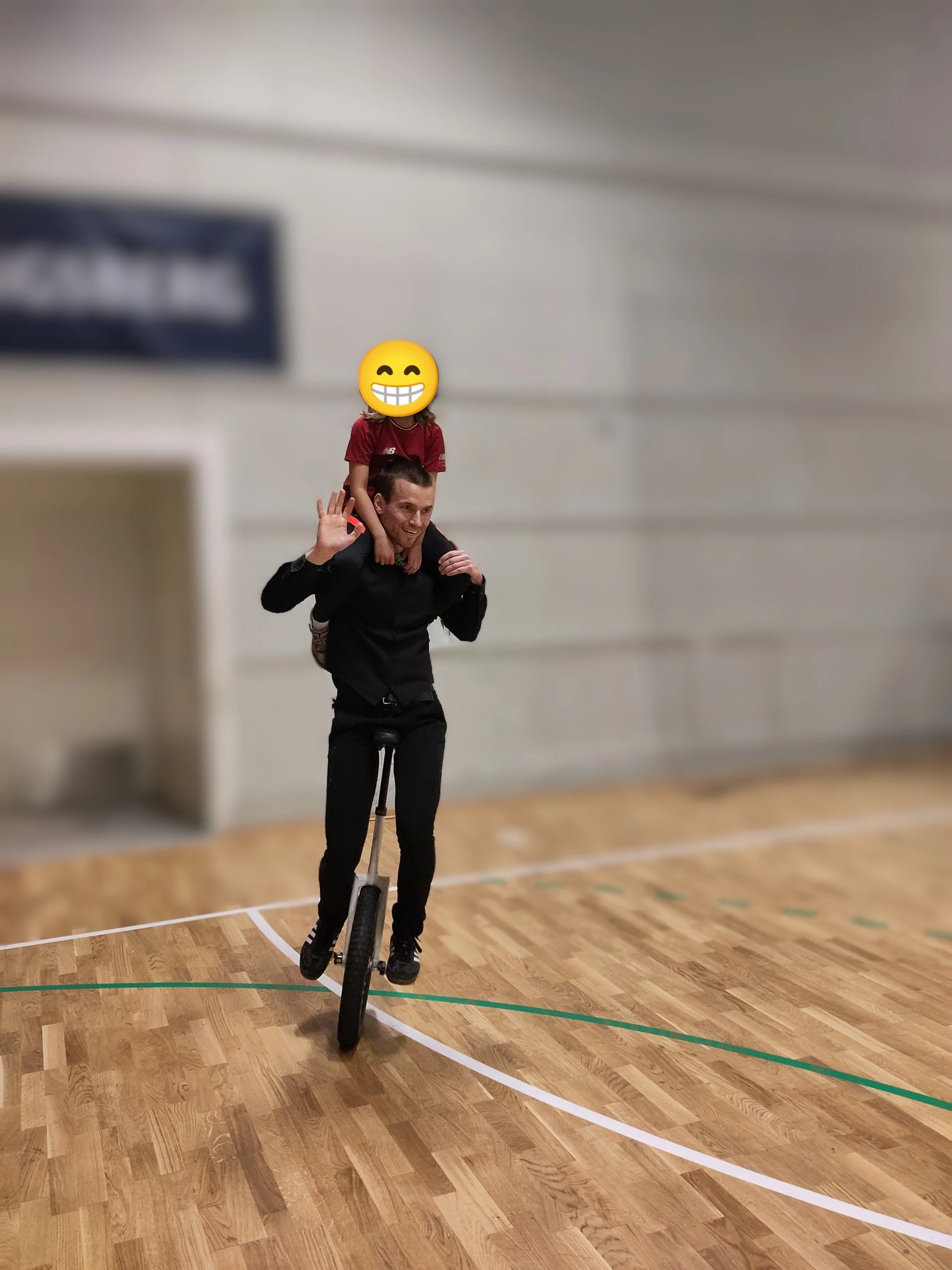 Fjordane sitt på skuldran_sykkel (1).jpg