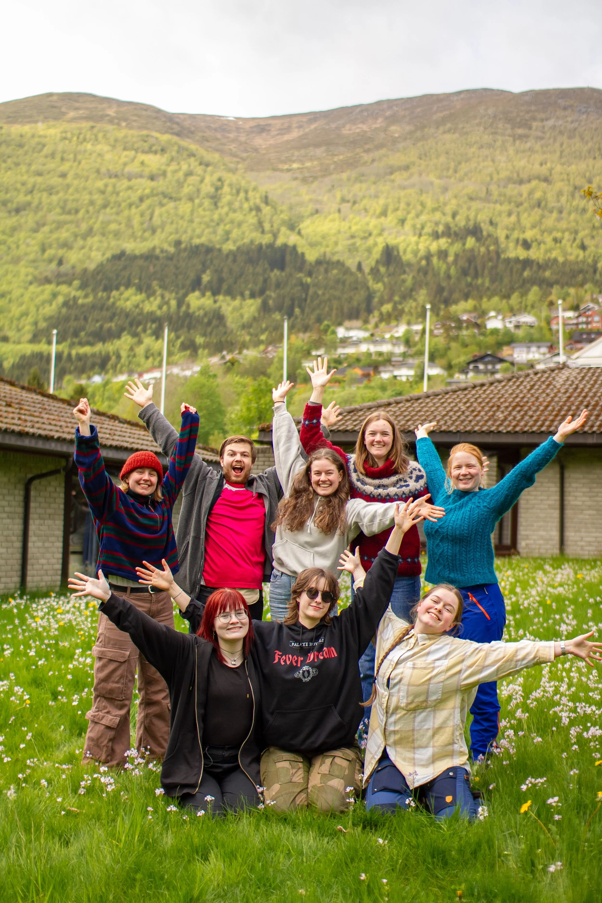 Paviljong med elevar Fjordane folkehøgskule.jpeg