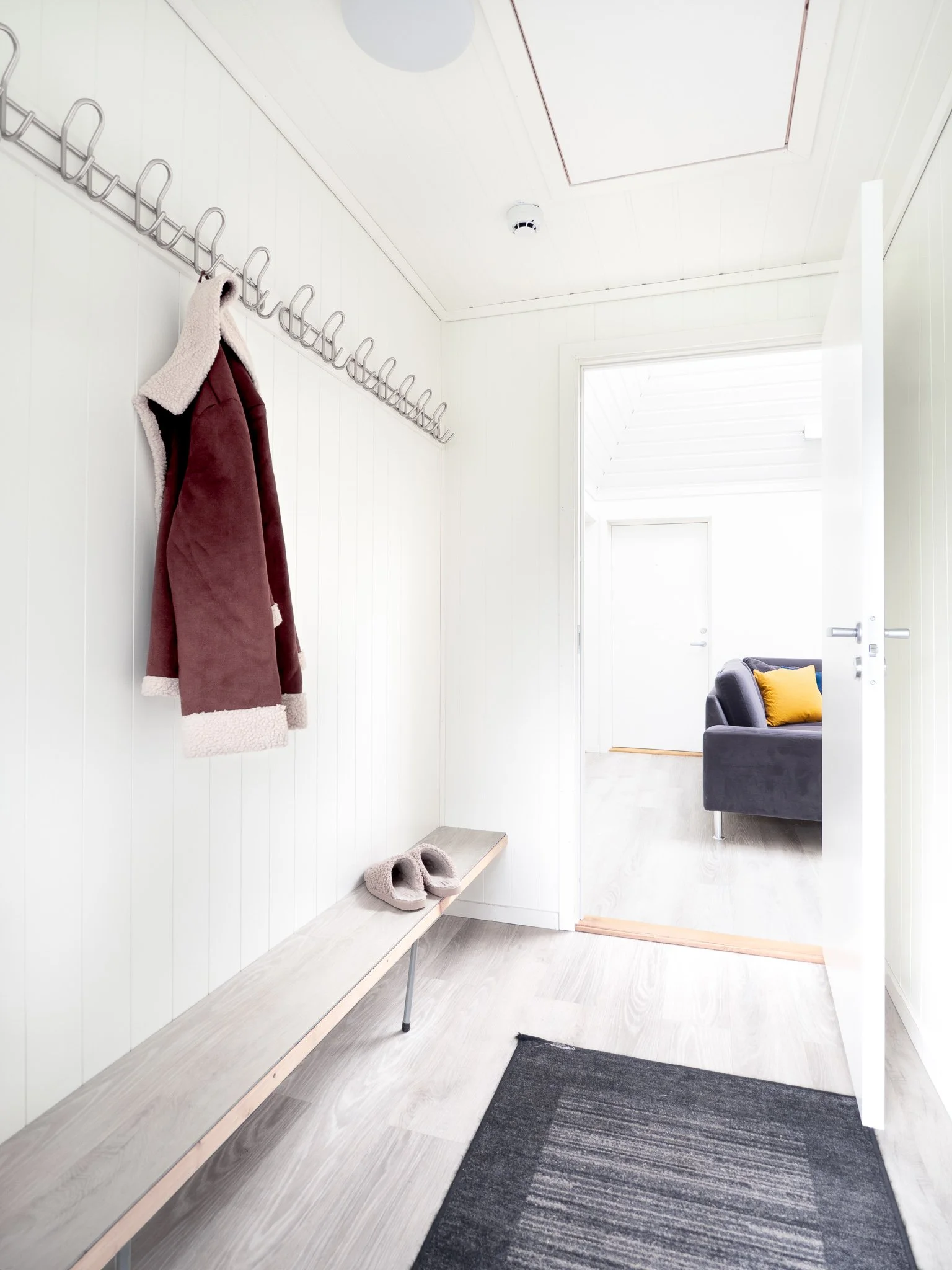 Gang, paviljong Fjordane folkehøgskule.jpg