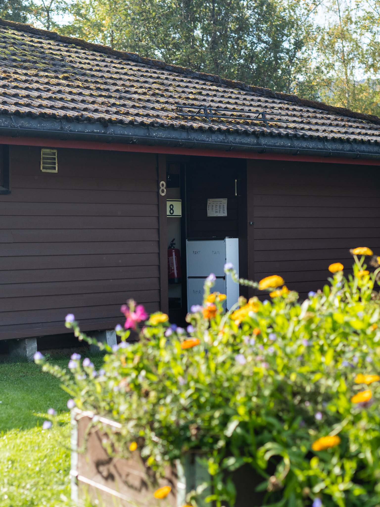 Paviljong blomster Fjordane folkehøgskule.jpg