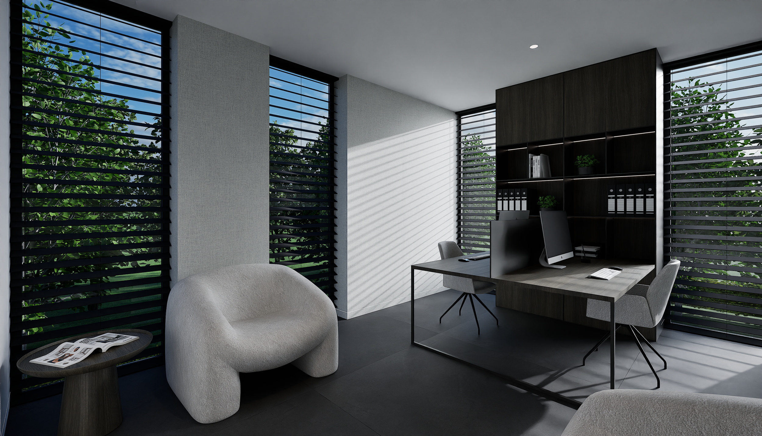 Modern kantoorruimte met grote ramen met zwarte jaloezieën, een bureau met twee computers, een boekenkast en een comfortabele stoel.