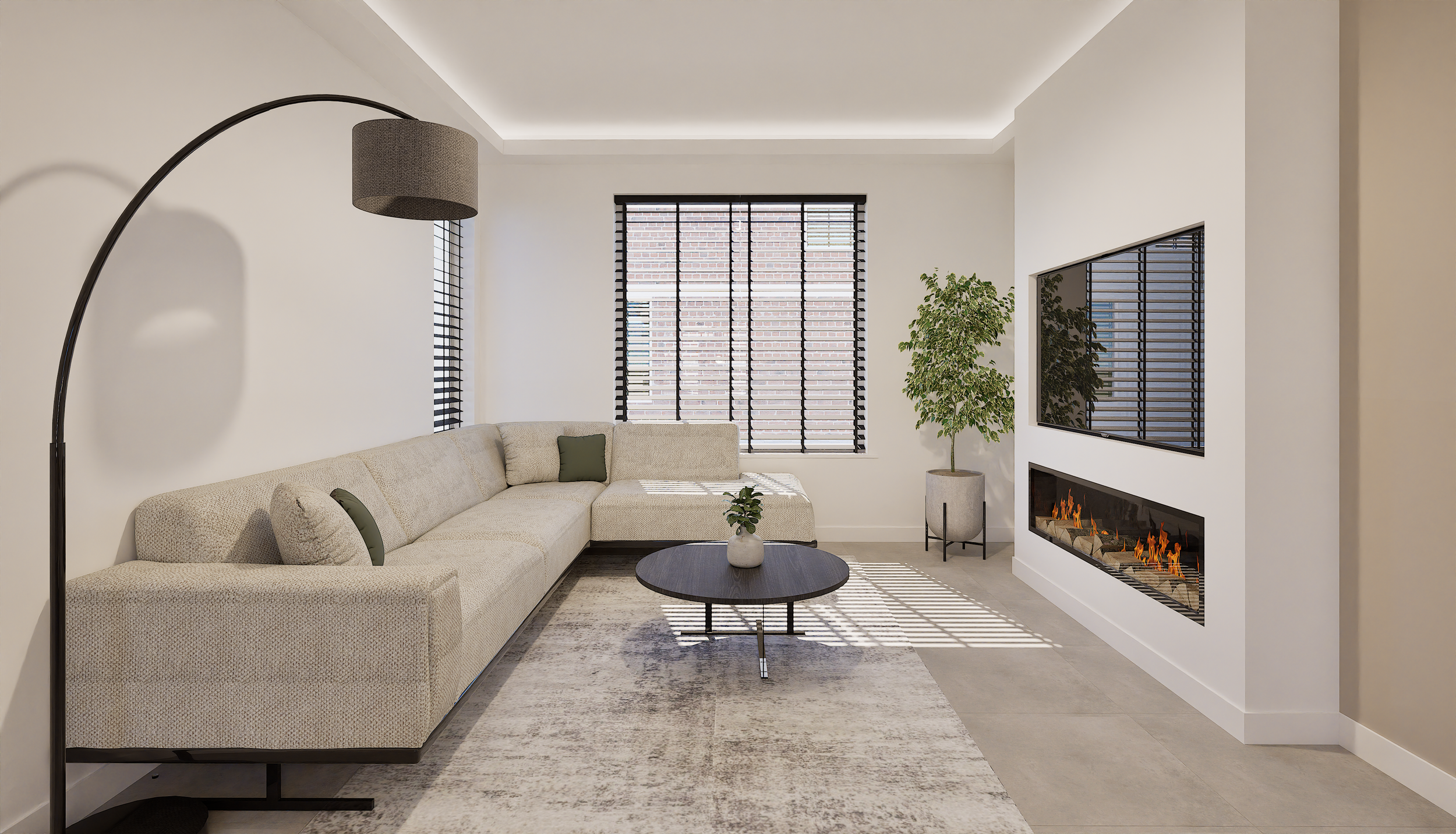 Een moderne woonkamerruimte met een L-vormige bank, een ronde salontafel met een plant, een grote muurtelevisie, en een ingebouwde open haard, met grote ramen en jaloezieën.