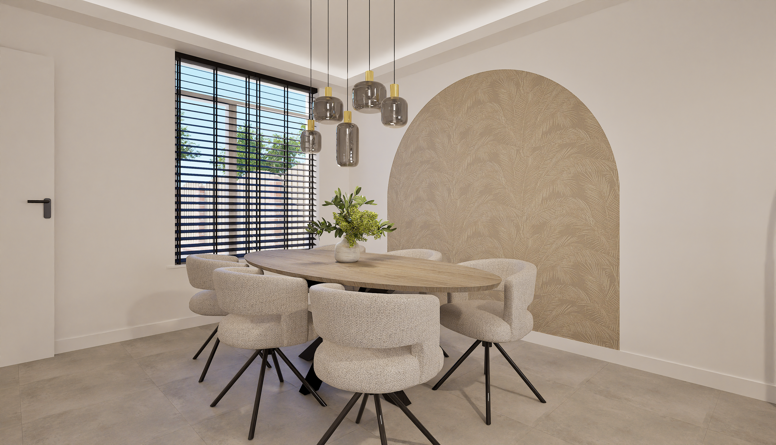 Eetkamer met ronde houten tafel, acht licht beige gestoffeerde stoelen, een bloemenvaas met groen in het midden, grote raam met zwarte lamellen, een muur met een beige palmbladpatroon.