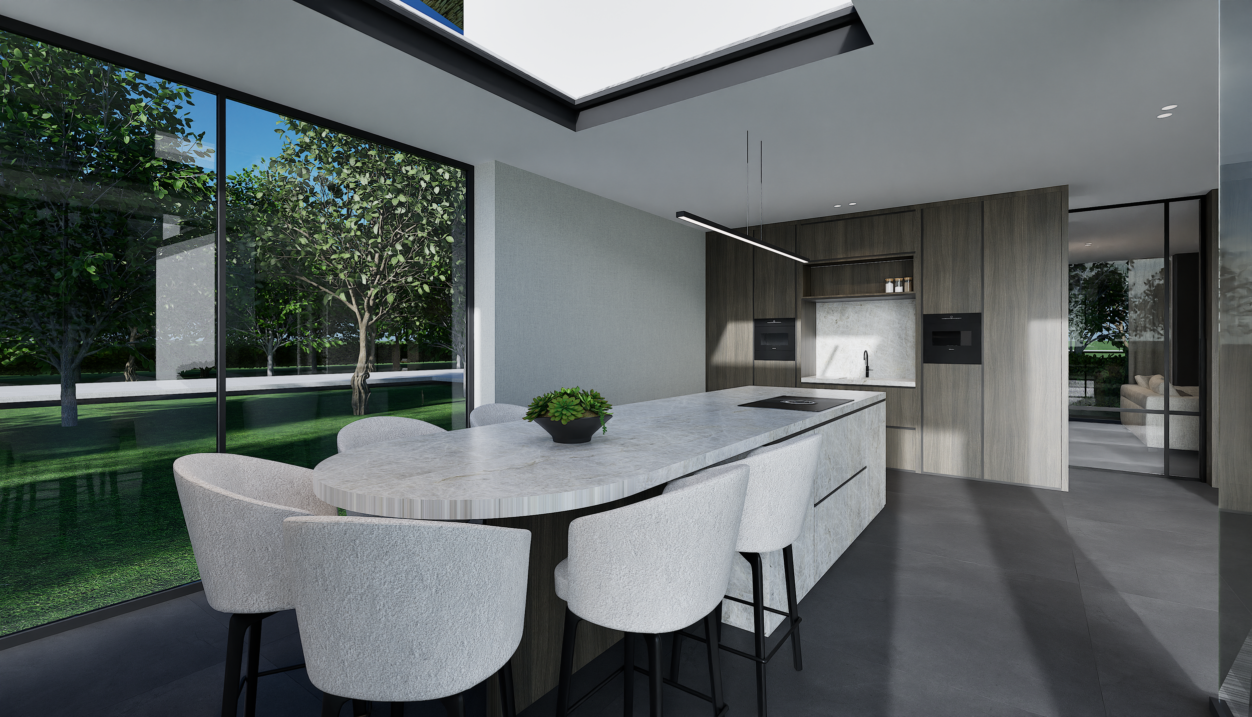 Modern keuken met een eiland met witte marmeren werkblad, eetkamerstoelen, grote ramen met uitzicht op een tuin met bomen, en ingebouwde apparaten in houten kasten.