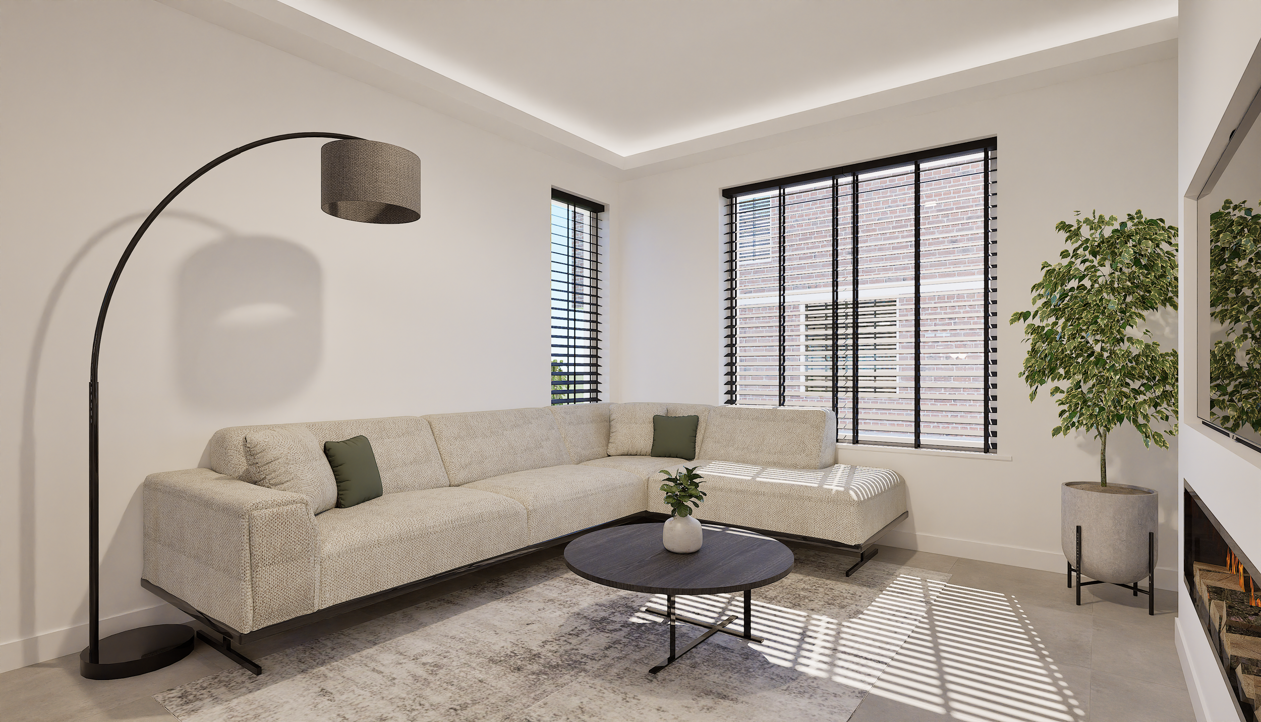 Modern woonkamer met L-vormige bank, donkere salontafel met plant, grote ramen met zonneschaduw, groene plant, open haard.