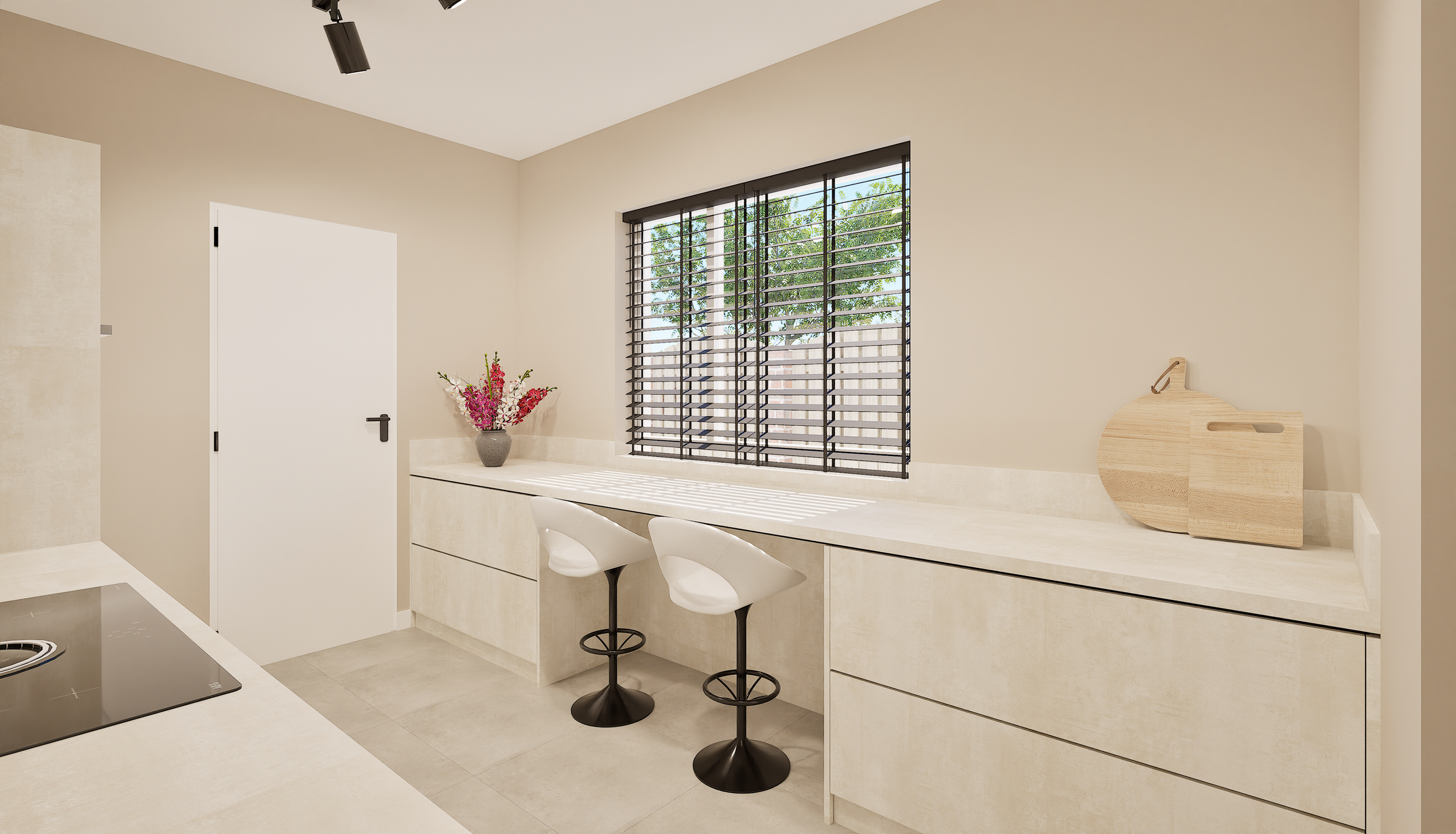 Lichte keuken met beige kasten, twee wit barstoelen, een vaas met bloemen, houten snijplanken, zwart metalen jaloezieën en een raam met uitzicht op groene bomen.