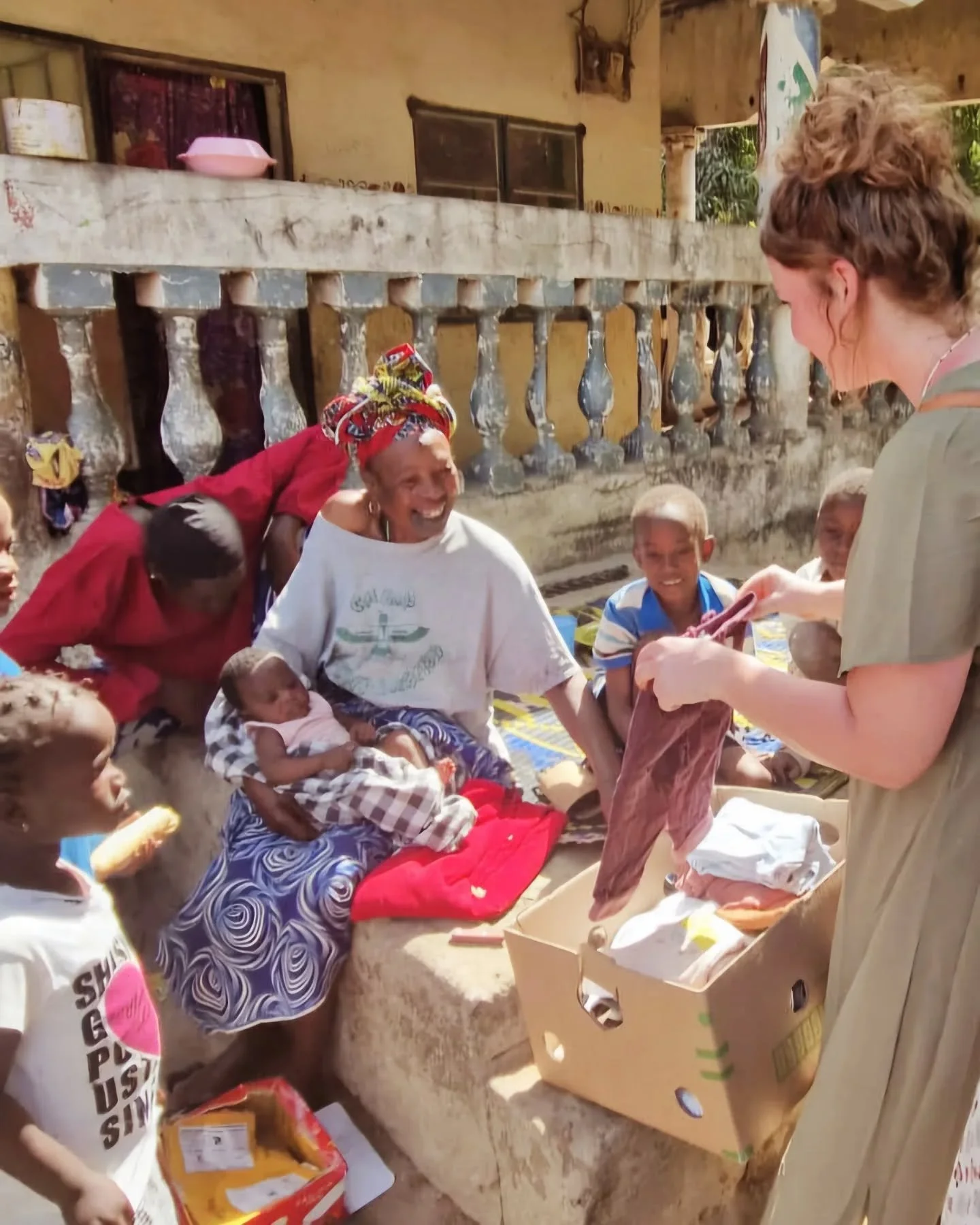 &bull;&nbsp;sharing is caring &bull;

Van de week hebben we, in samenwerking met Future for Young People, kleding die we vanuit Nederland verscheept hebben, uitgezocht voor enkele gezinnen in Tanji. 👗👕👖 gisteren hebben we weer 3 indrukwekkende gez