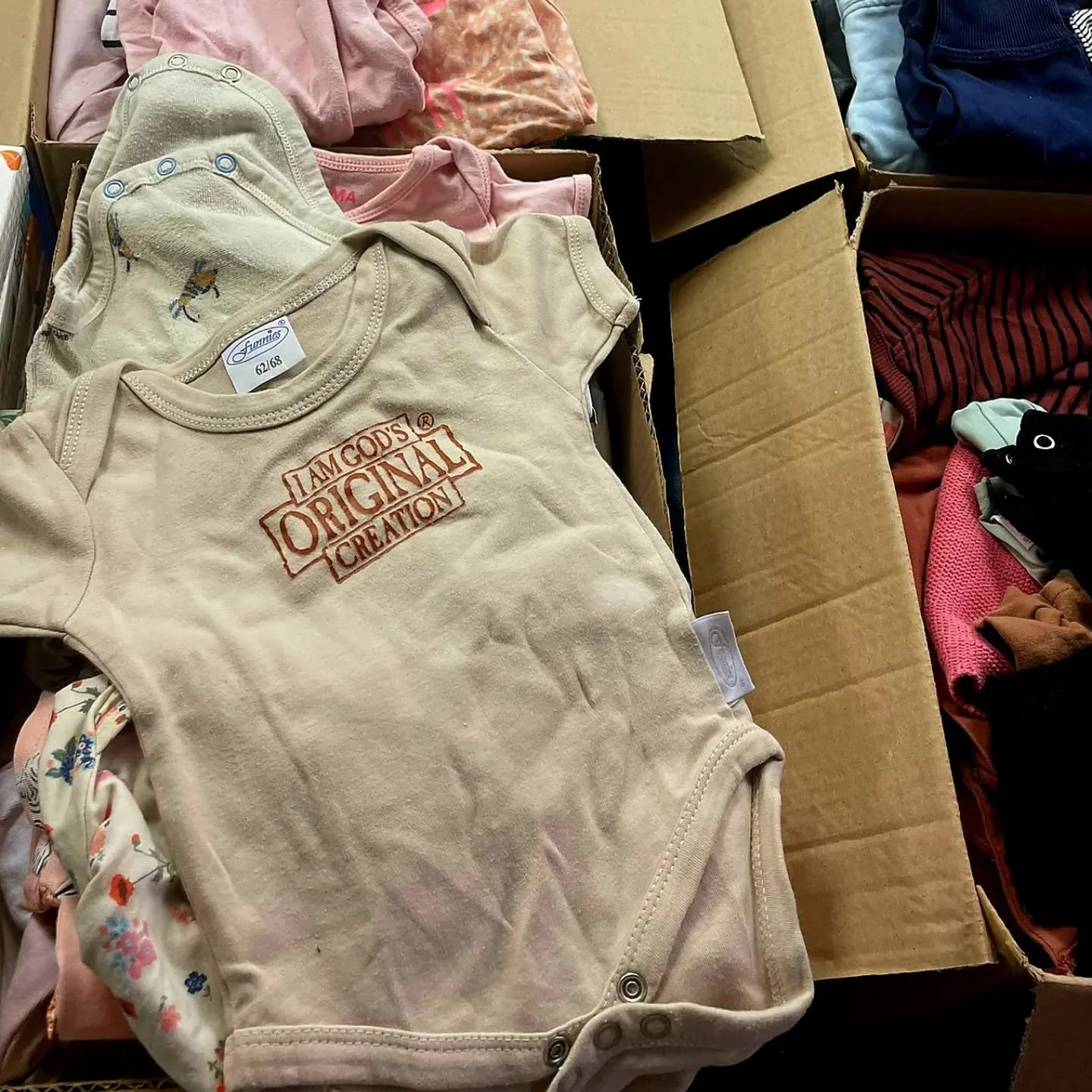 &bull; zwangerschapsproject &bull;

Kijk nou; dit prachtige rompertje kwamen we tegen bij het inpakken van de zwangerschapspakketten. 🥹 Inmiddels zijn de eerste 80 kraampakketten ingepakt en klaargemaakt om te verschepen naar SierreLeone! Wat hebben