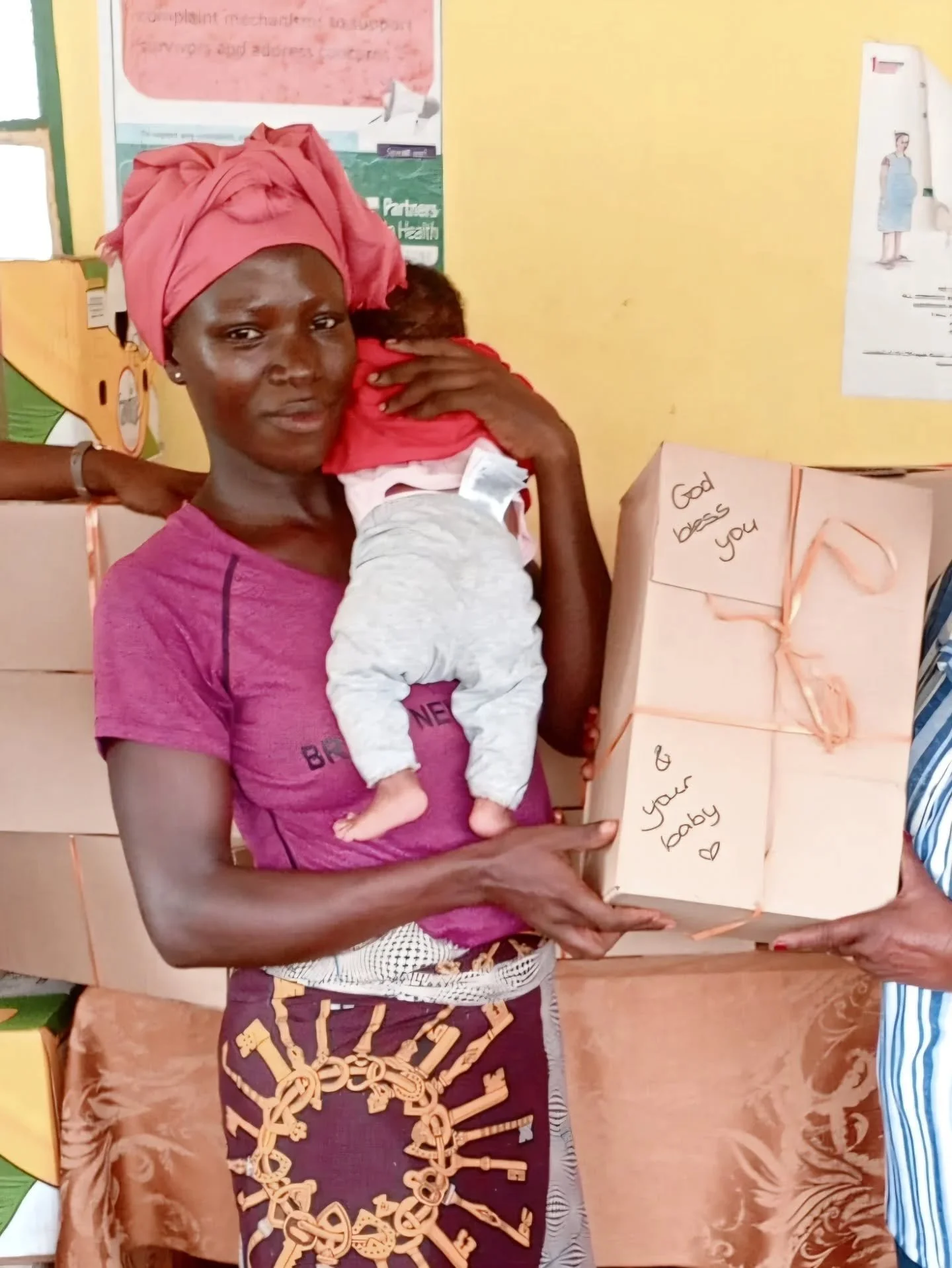 &bull; zwangerschapsproject &bull; 

Spakenloos.. dat zijn we weer bij het ontvangen van vele foto's, video's en berichten waarin verteld wordt dat er weer zwangerschapspakketten zijn uitgedeeld aan hulpbehoevende zwangere vrouwen in SierraLeone! 🫶?