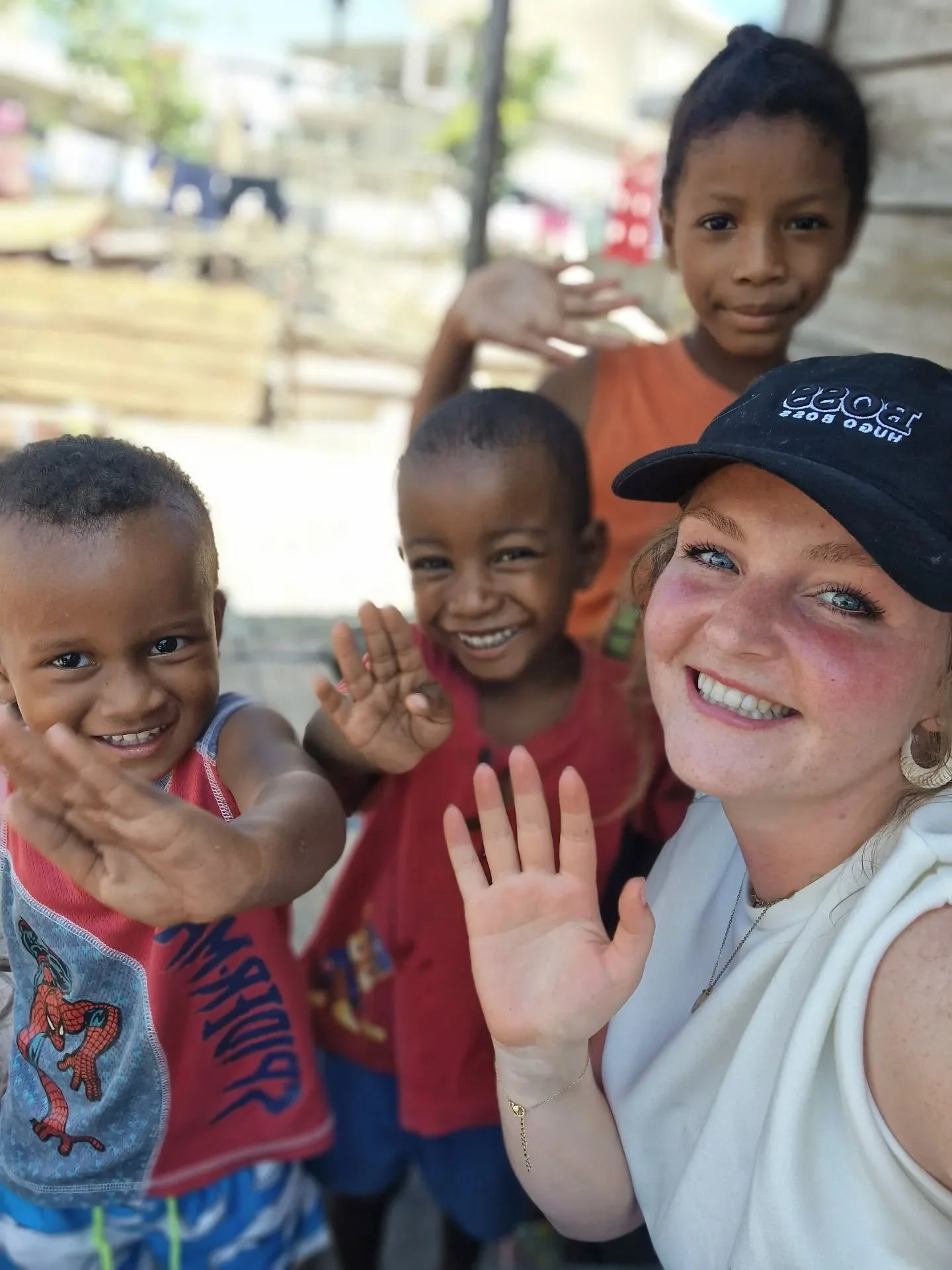 &bull; noodhulp Madagaskar &bull;&nbsp;

Soms begint een dag heel simpel; een kopje koffie, een bakje rijst, of een warm broodje van de bakker aan de overkant. Maar wat daarna komt, veranderde alles.. Gister gingen we op pad met &eacute;&eacute;n doe