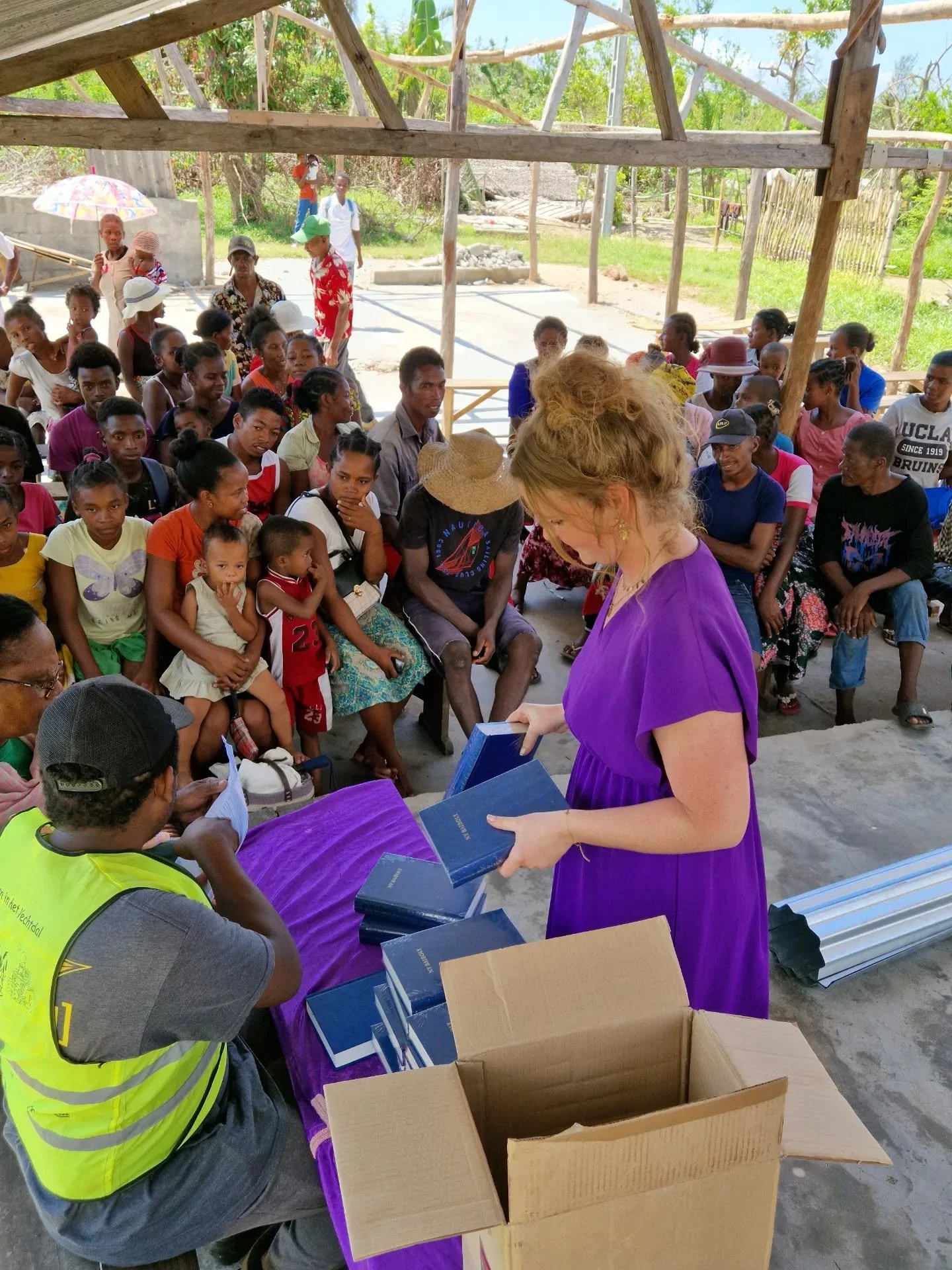&bull; noodhulp Madagaskar &bull;

Afgelopen donderdag bereikten we een dorp buitenaf. Een dorp waar de nood ook zo hoog was, van wat de cycloon heeft verwoest. We mochten op vele manieren iets betekenen in dit dorp!

We hebben geholpen met het herbo