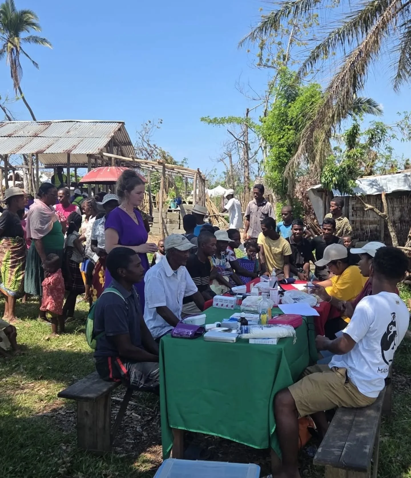 &bull; noodhulp Madagaskar &bull;&nbsp;

Zowel donderdag als vrijdag mocht ik deel uitmaken van het medische team. Het enige wat we nodig hadden was een tafeltje, onze medische spullen, weinig ruimte, een liefdevol hart en een paar handen die gezegen
