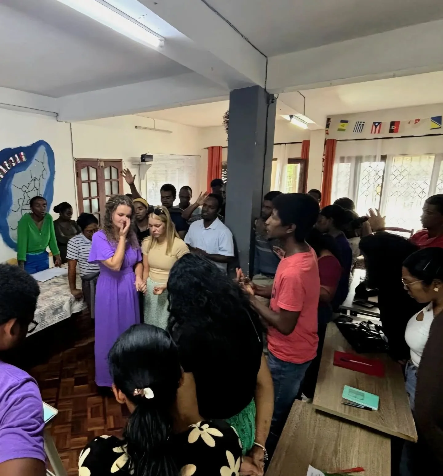 Wat een bijzondere en intense tijd hebben we achter de rug in Madagaskar. 🧡 Tijdens het verlenen van noodhulp zijn we geconfronteerd met schrijnende dingen die we hebben gezien en verhalen die ons diep hebben geraakt. Het was zwaar, maar tegelijkert