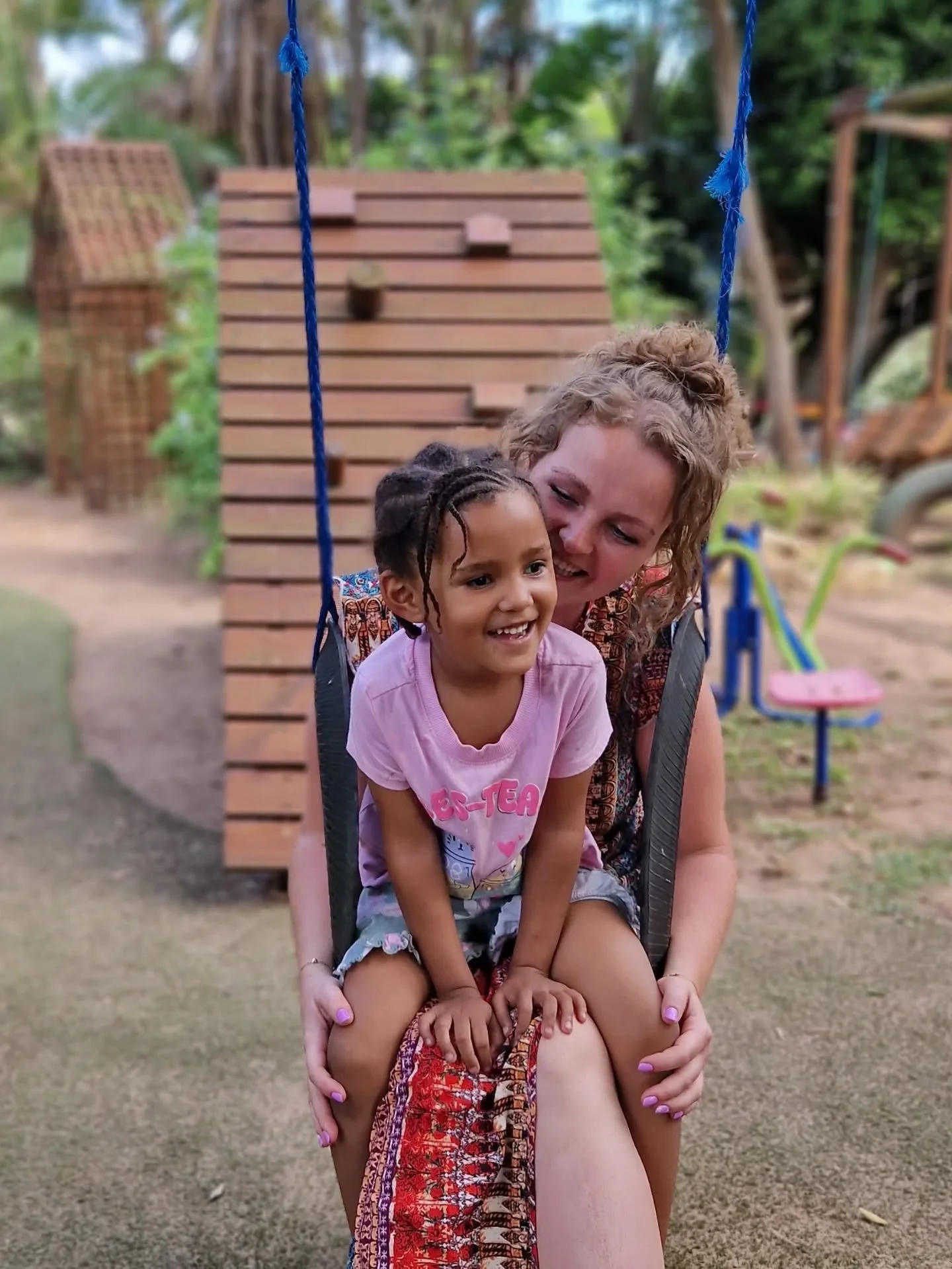 Zanethemba in PortElizabeth 🫶🏽

Zanethemba betekent "hope is coming" of ook wel "hope has arrived". Deze crisisopvang is voor kinderen van 0 tot 6 jaar en heeft plek voor maximaal 6 kinderen. De kinderen komen uit gezinnen waar 