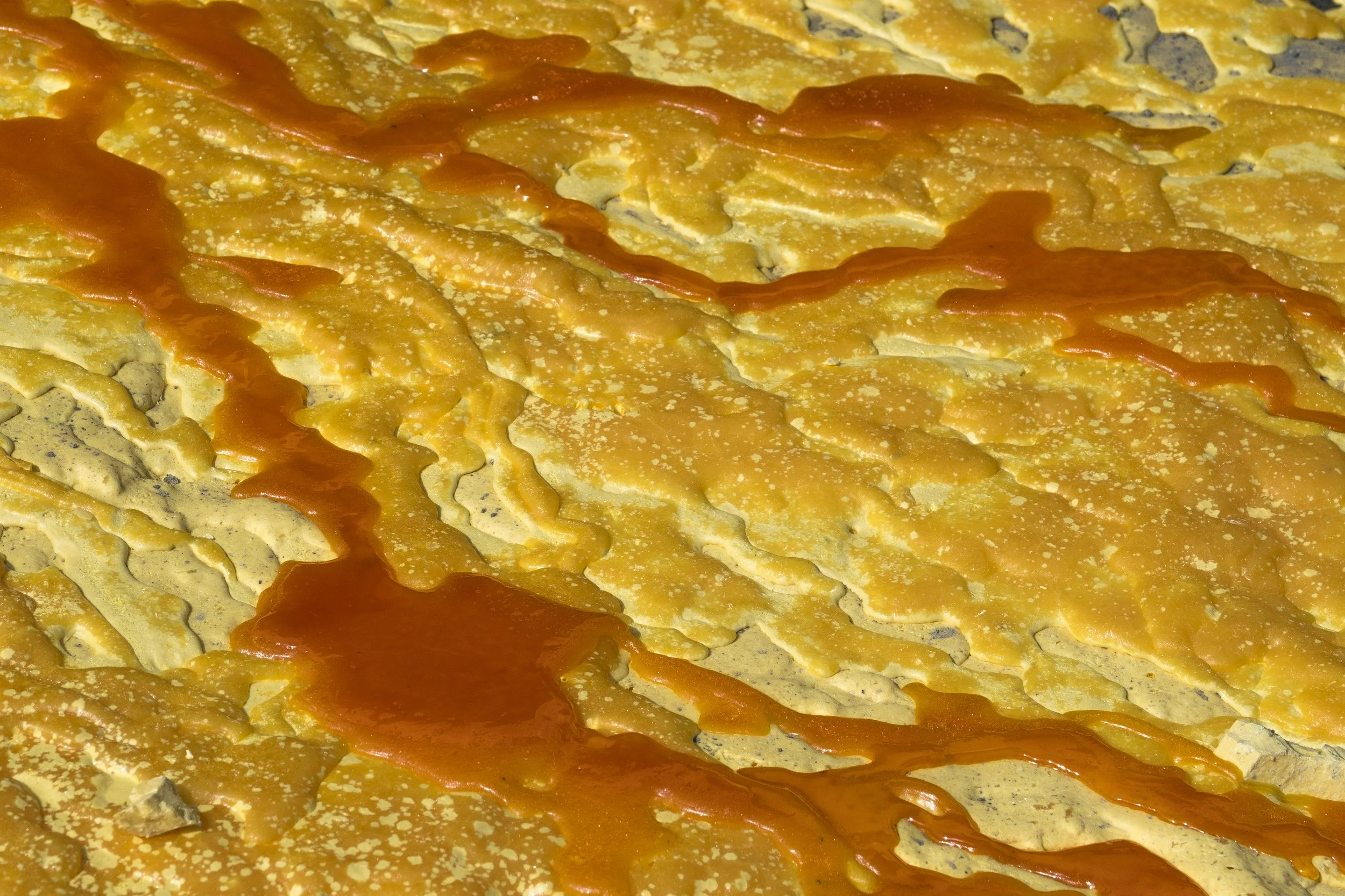 Coulées de soufre jaunes et orangées.