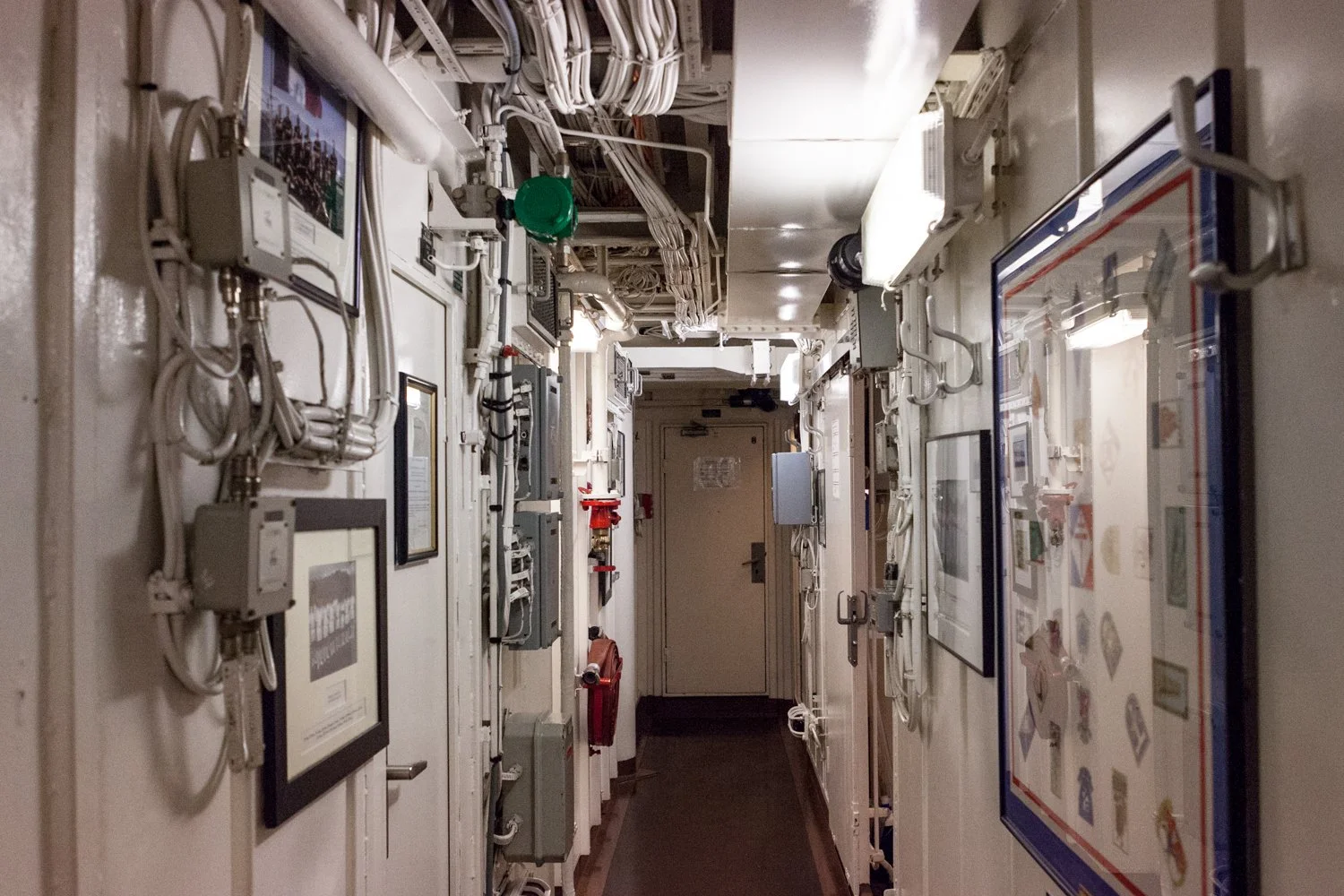 Intérieur d'une coursive de frégate militaire.