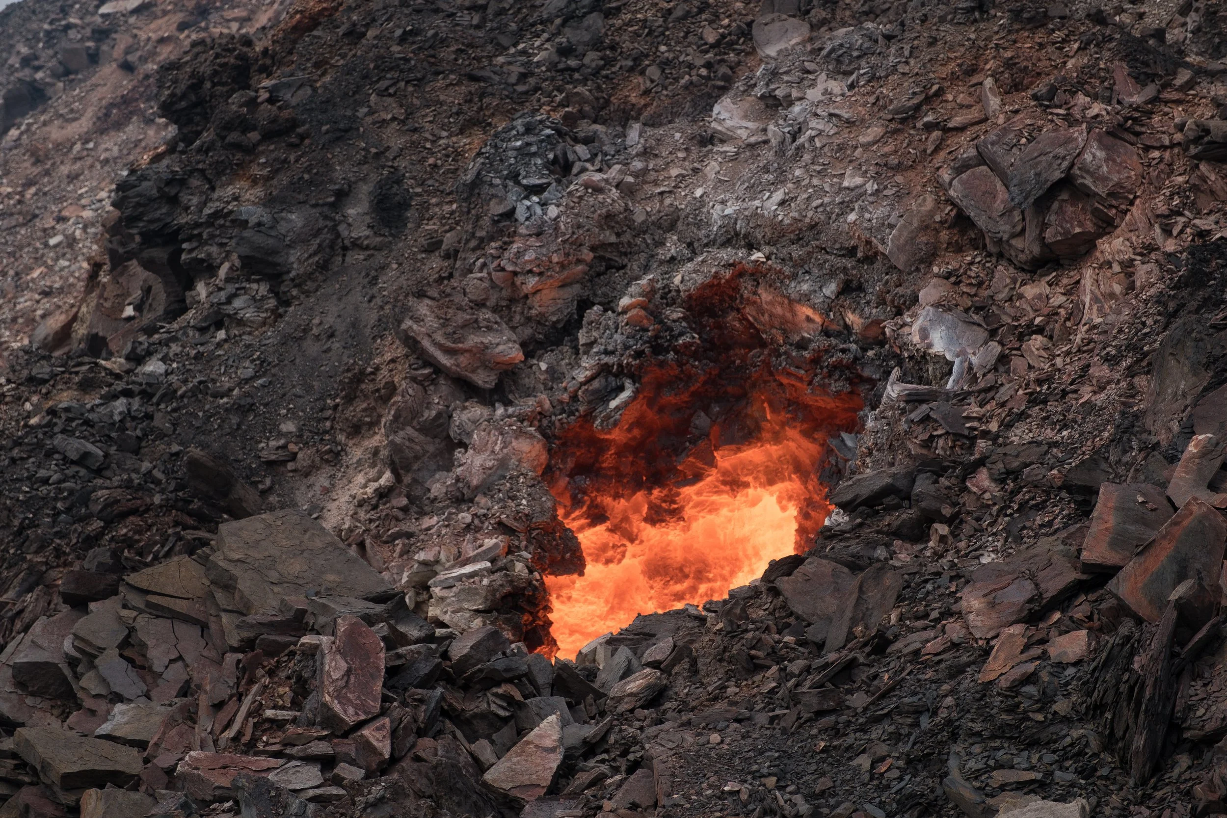 Gros plan sur un trou béant dans la terre avec de la roche en fusion à l'intérieur à Jharia en Inde.