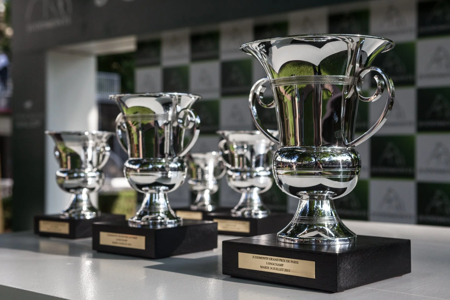 Trophées en métal argenté avec une base en bois, exposés lors d'une cérémonie